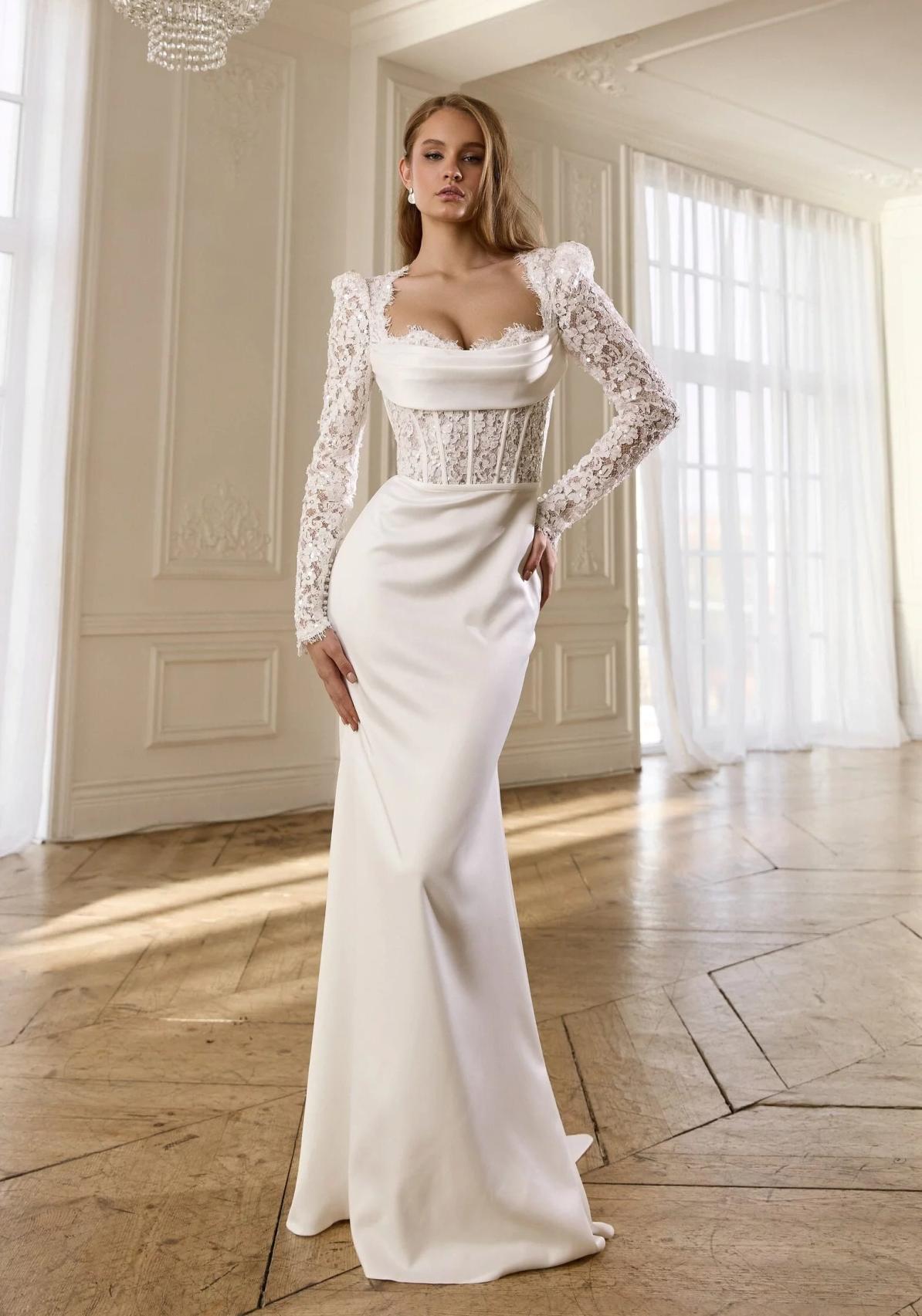 Свадебное платье с кружевным корсетом и рукавами фото