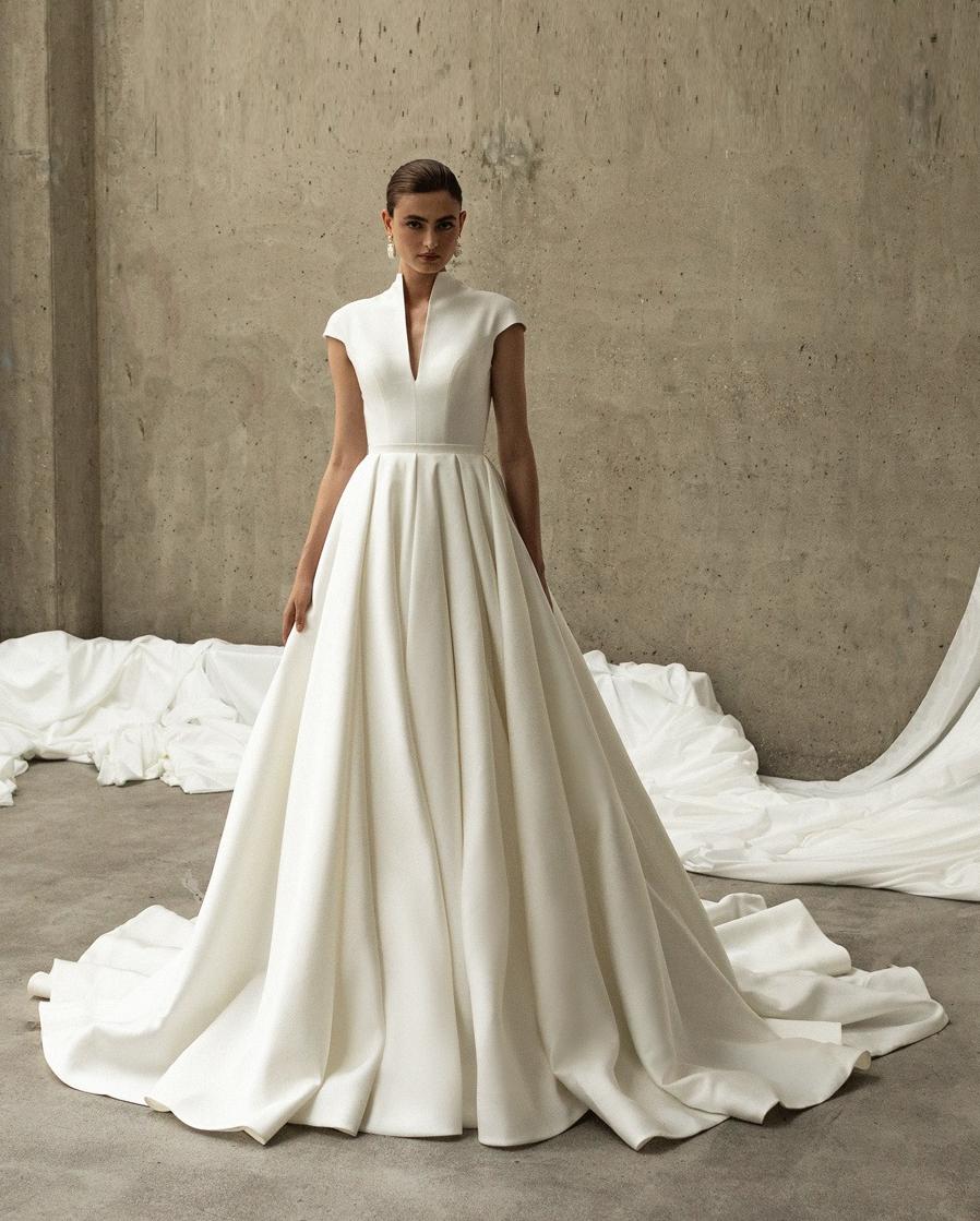 Закрытое свадедбное платье из микадо фото