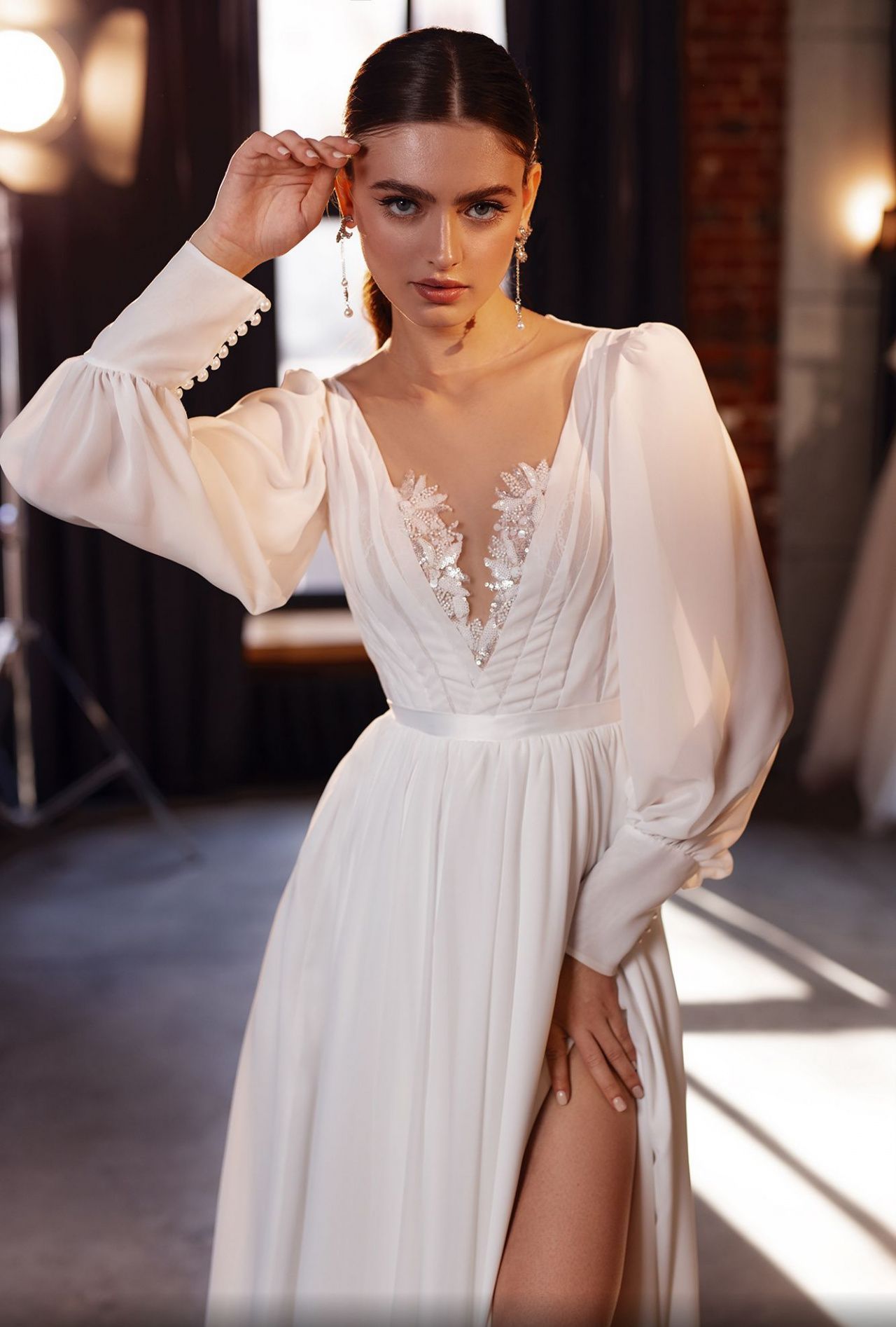 Струящееся свадебное платье с объемными рукавами фото