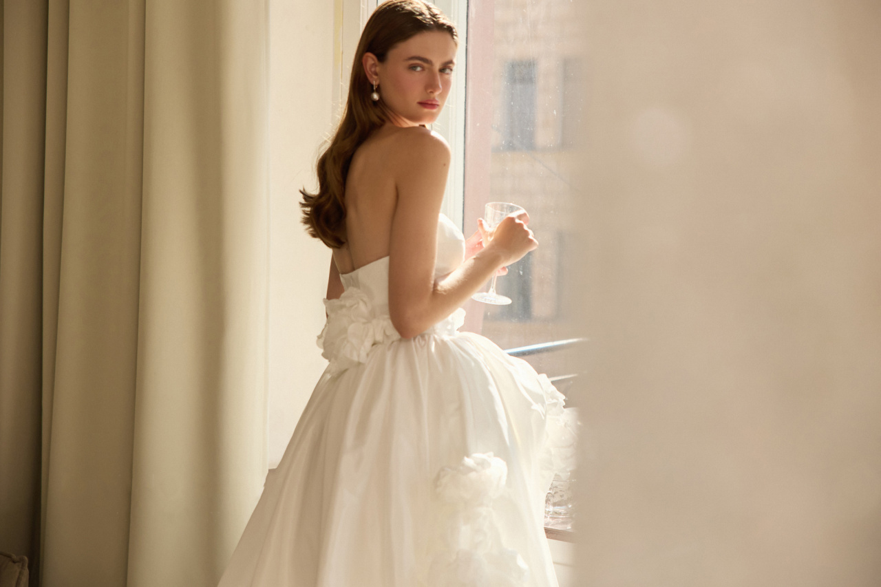 Нежное ассиметричное свадебное платье с цветами фото