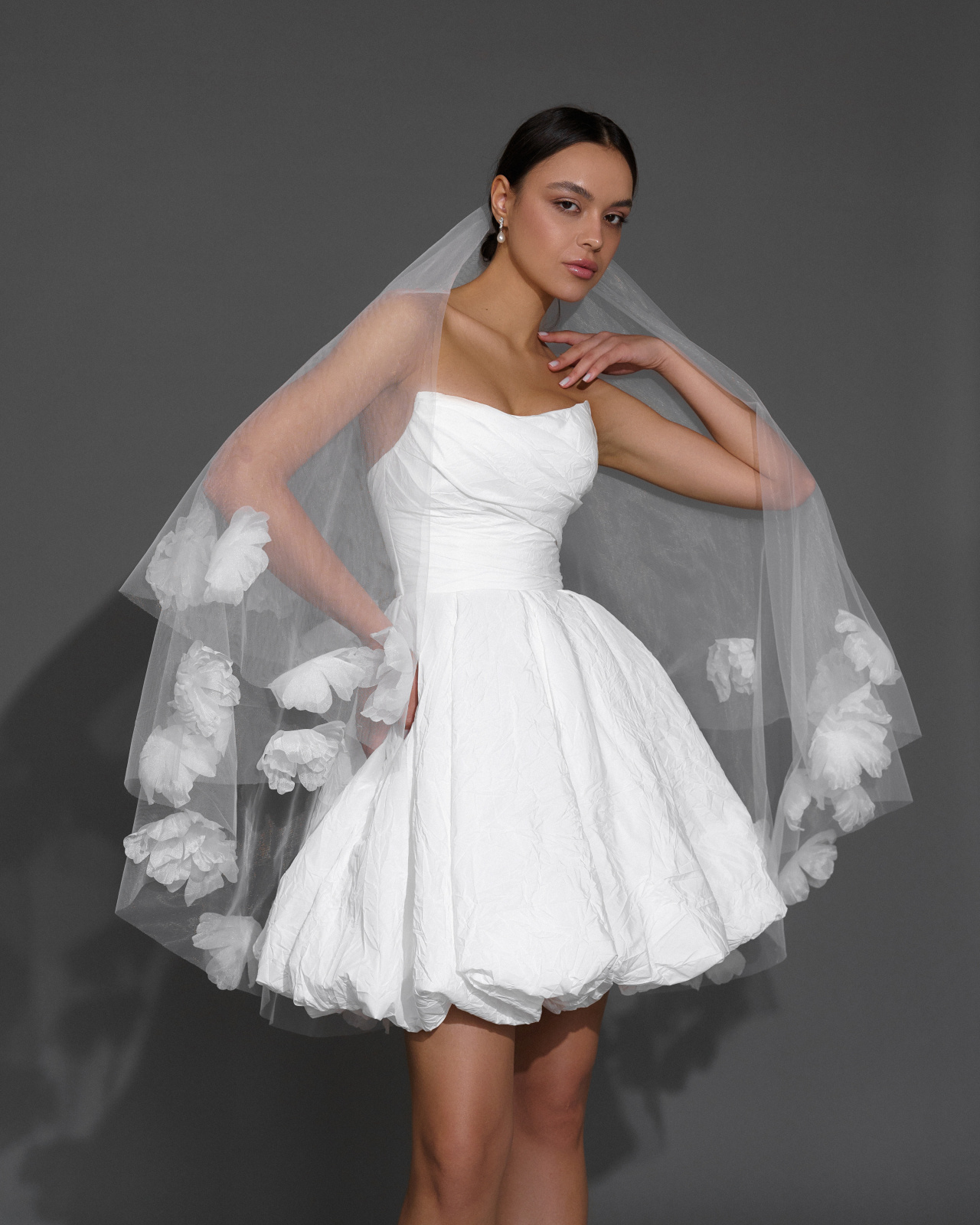 Стильное короткое свадебное платье из тафты фото