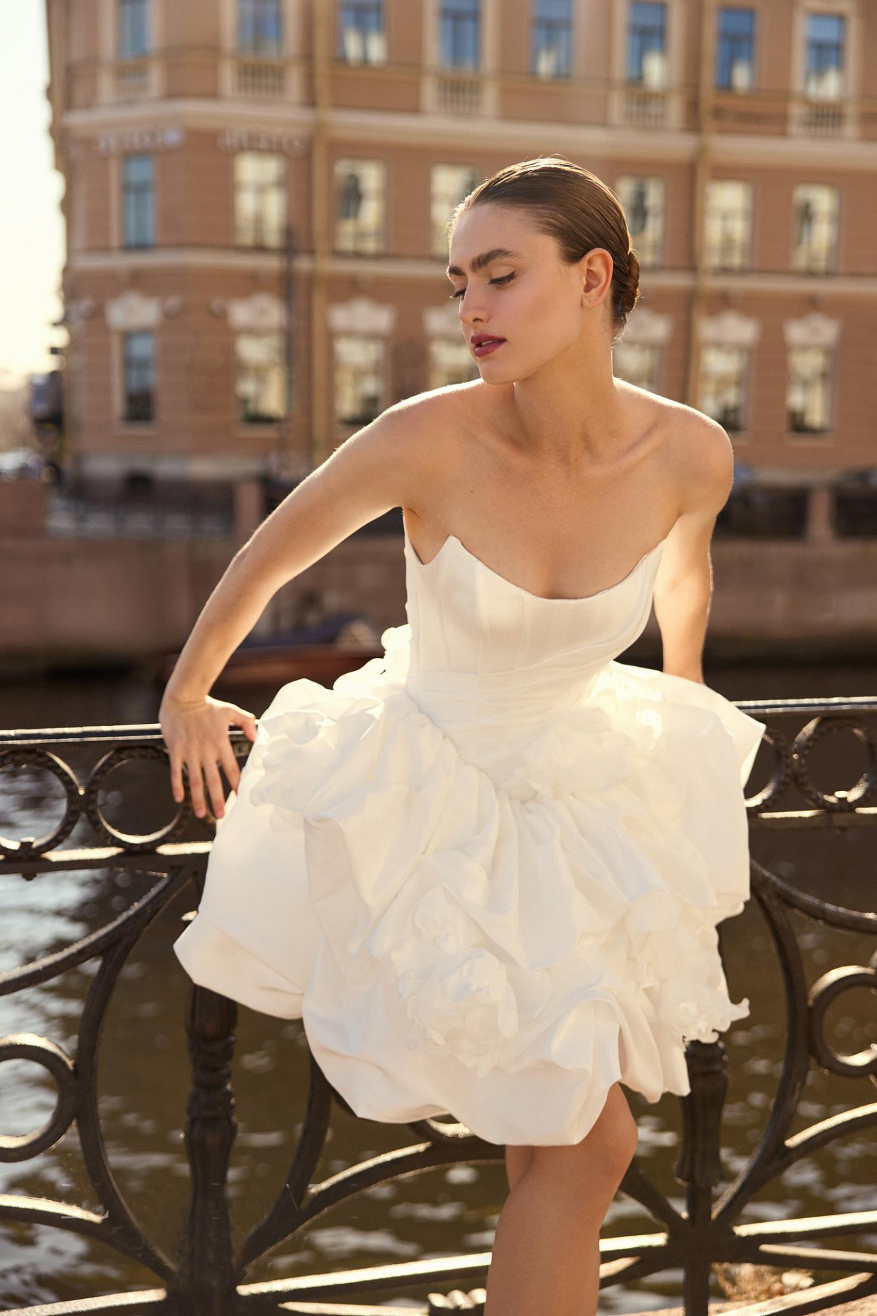 Короткое свадебное платье с красивой пышной юбкой фото