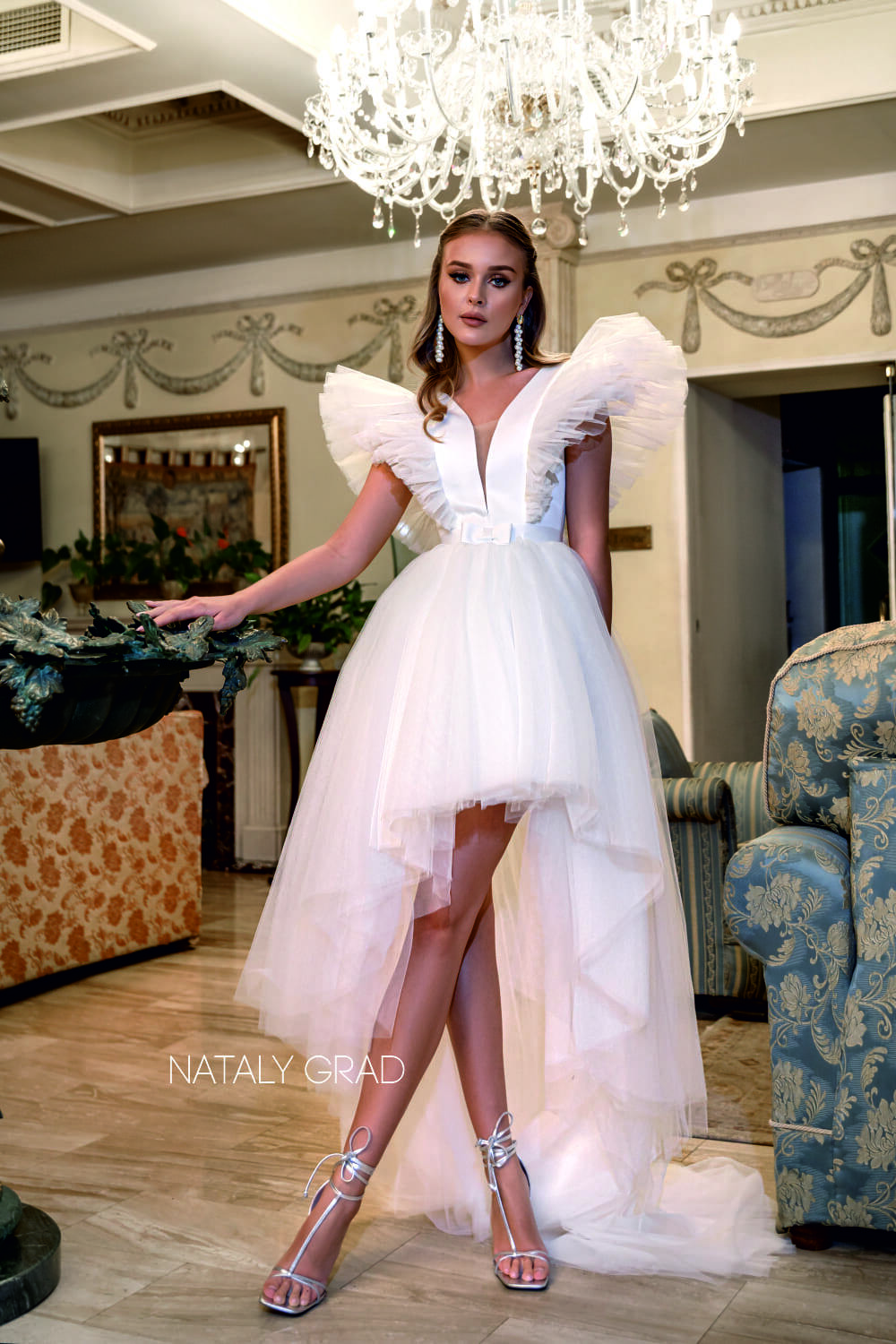 Короткое свадебное платье из фатина со шлейфом фото