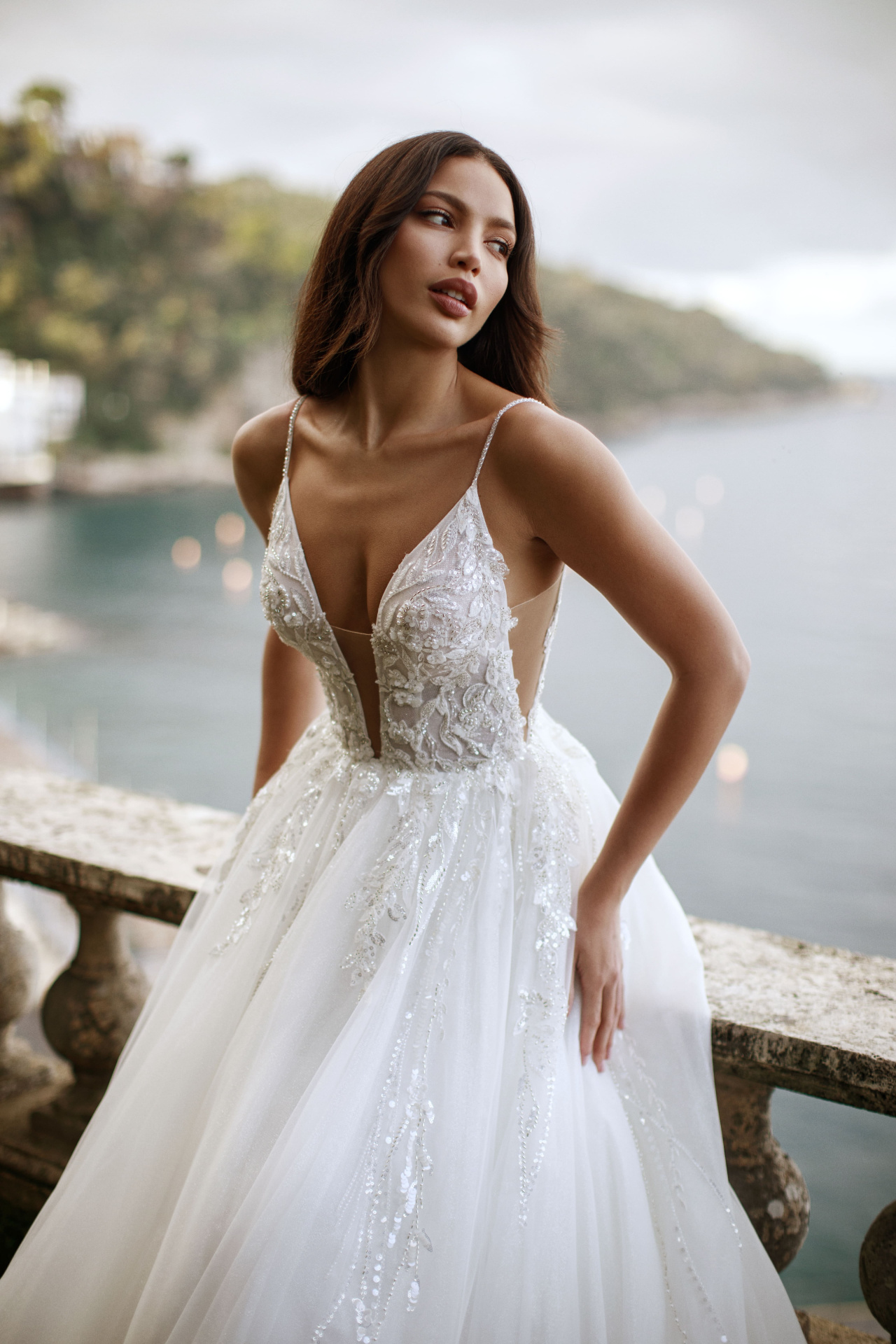 Роскошное свадебное платье на тонких бретелях фото