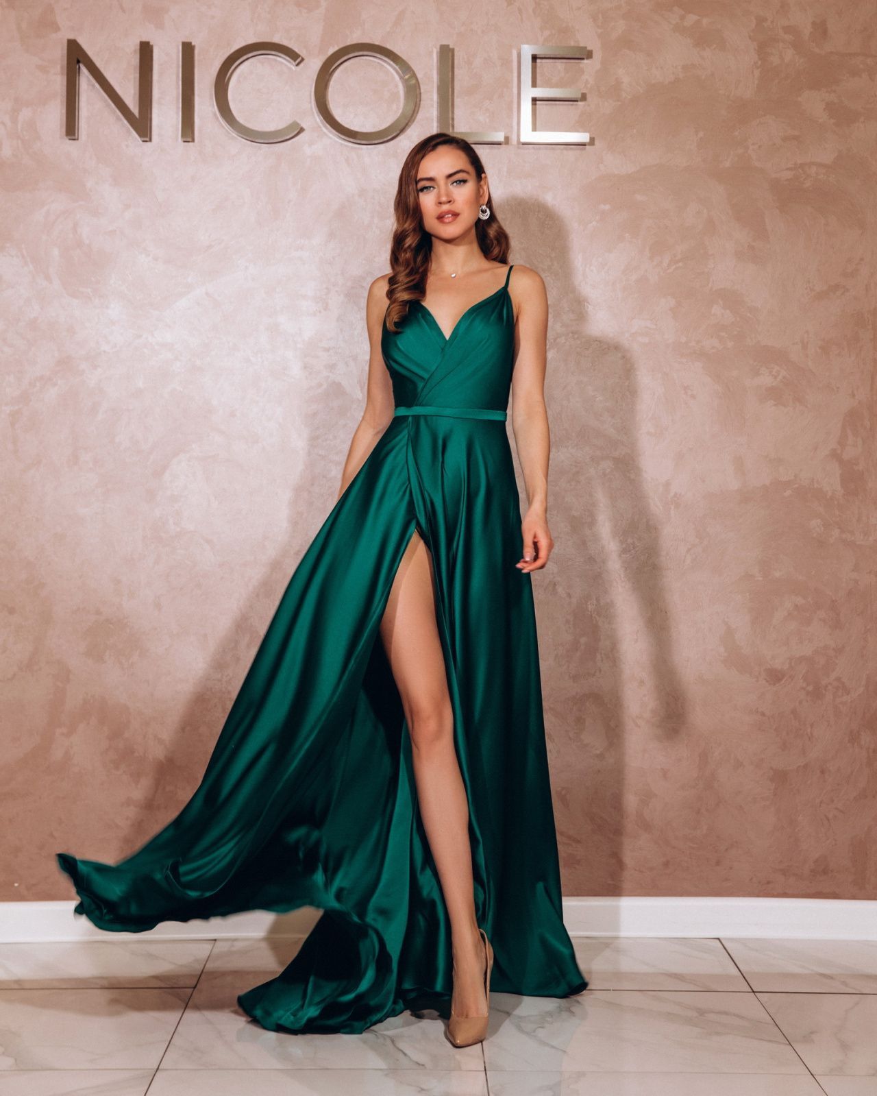 Вечернее платье изумрудного цвета фото