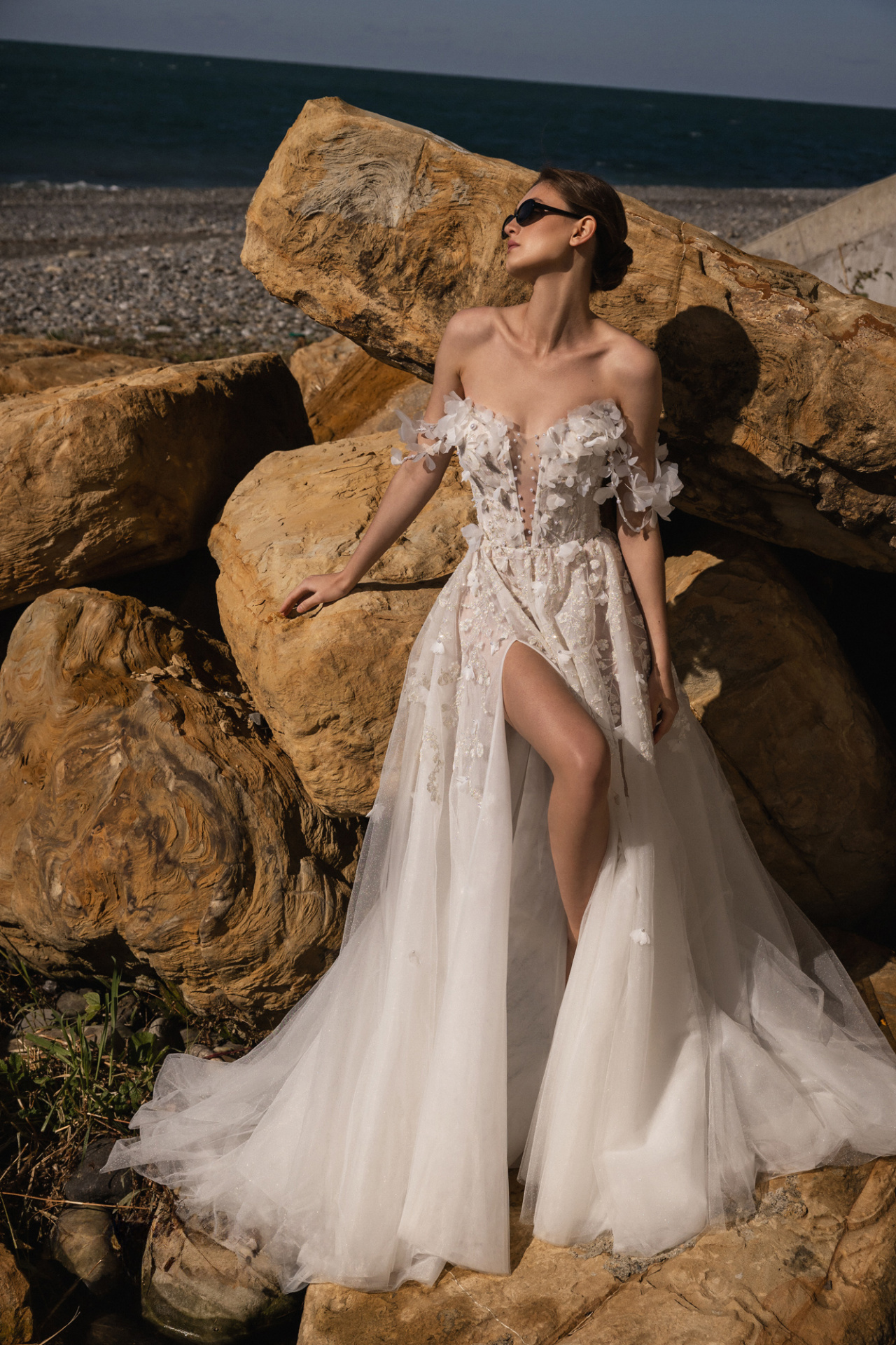 Сверкающее свадебное платье расшитое объемными цветами фото