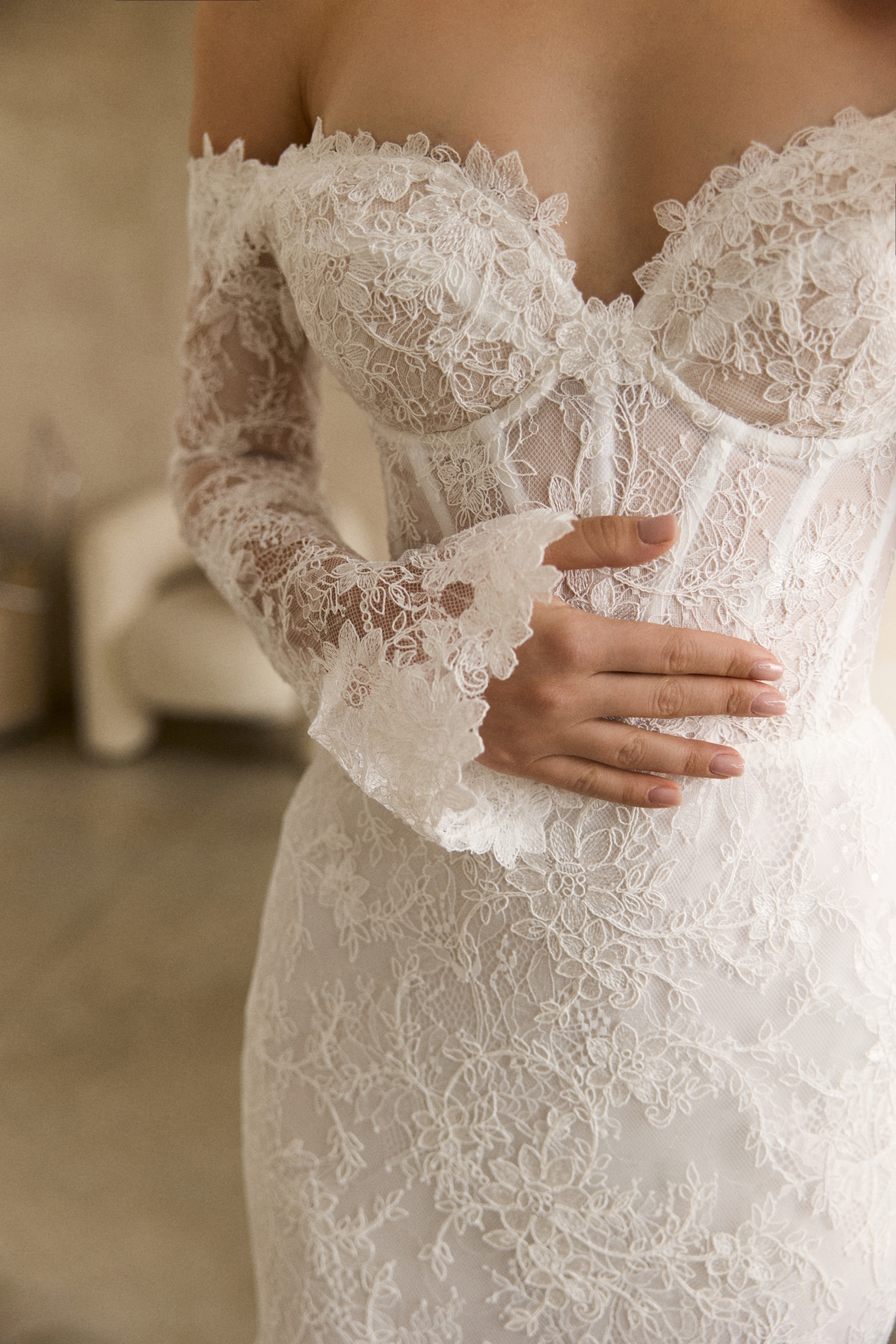 Кружевное свадебное платье с рукавами и открытым верхом фото