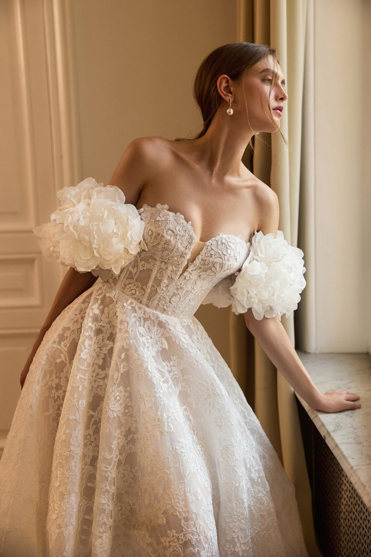 Свадебное платье из кордового кружева с цветочными бретелями фото