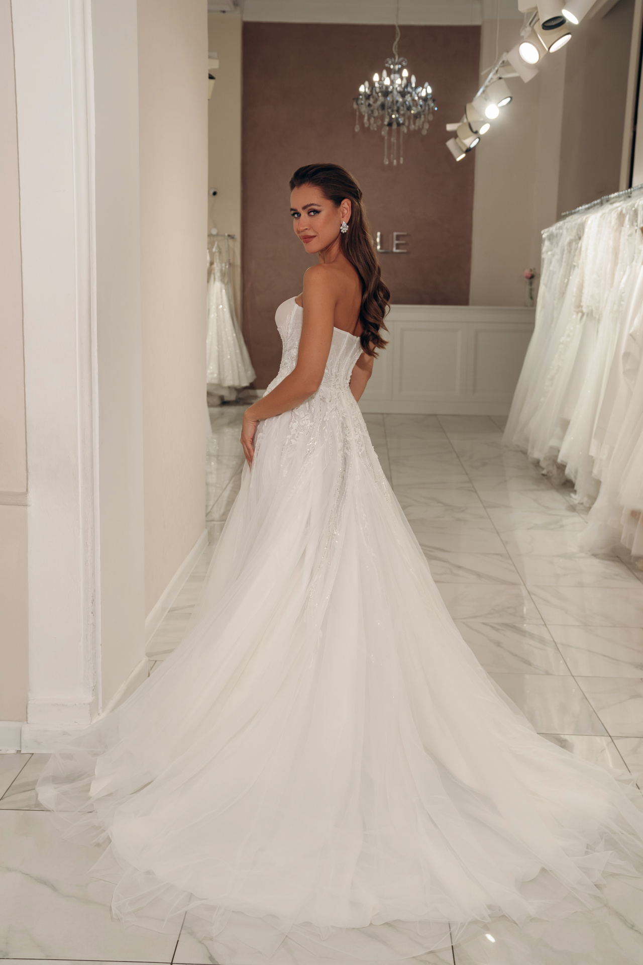 Стильное сваддебное платье с легкой юбкой и блестящим корсетом фото