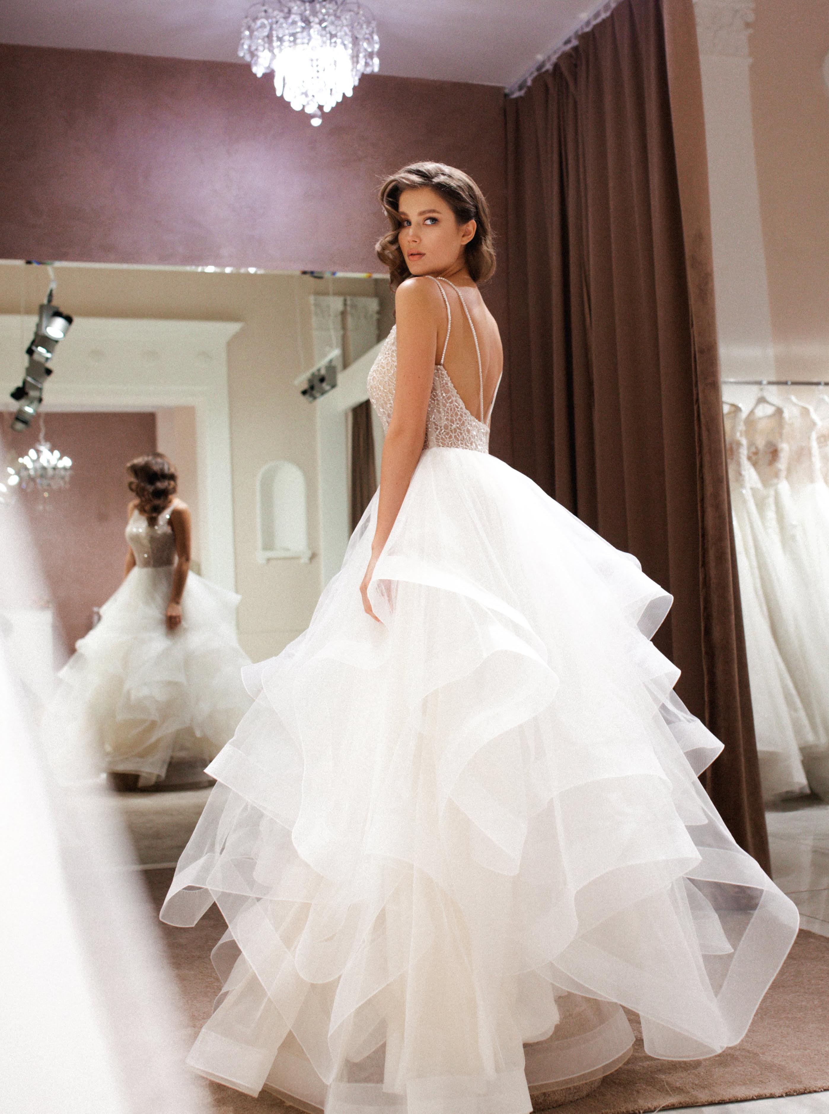 Пышное свадебное платье с воланами и открытыми плечами фото