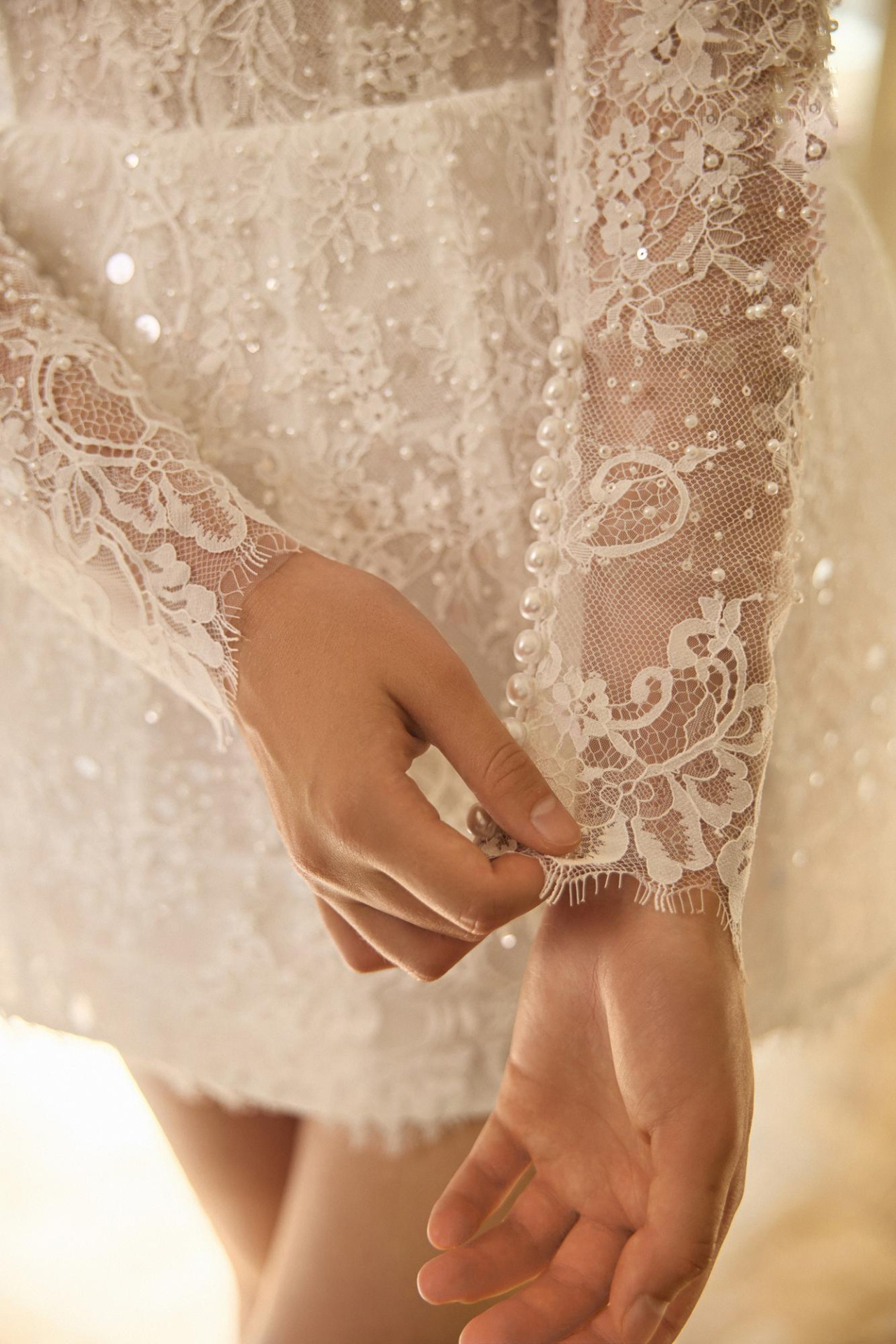 Закрытое свадебное платье мини с юкой-тюльпан фото