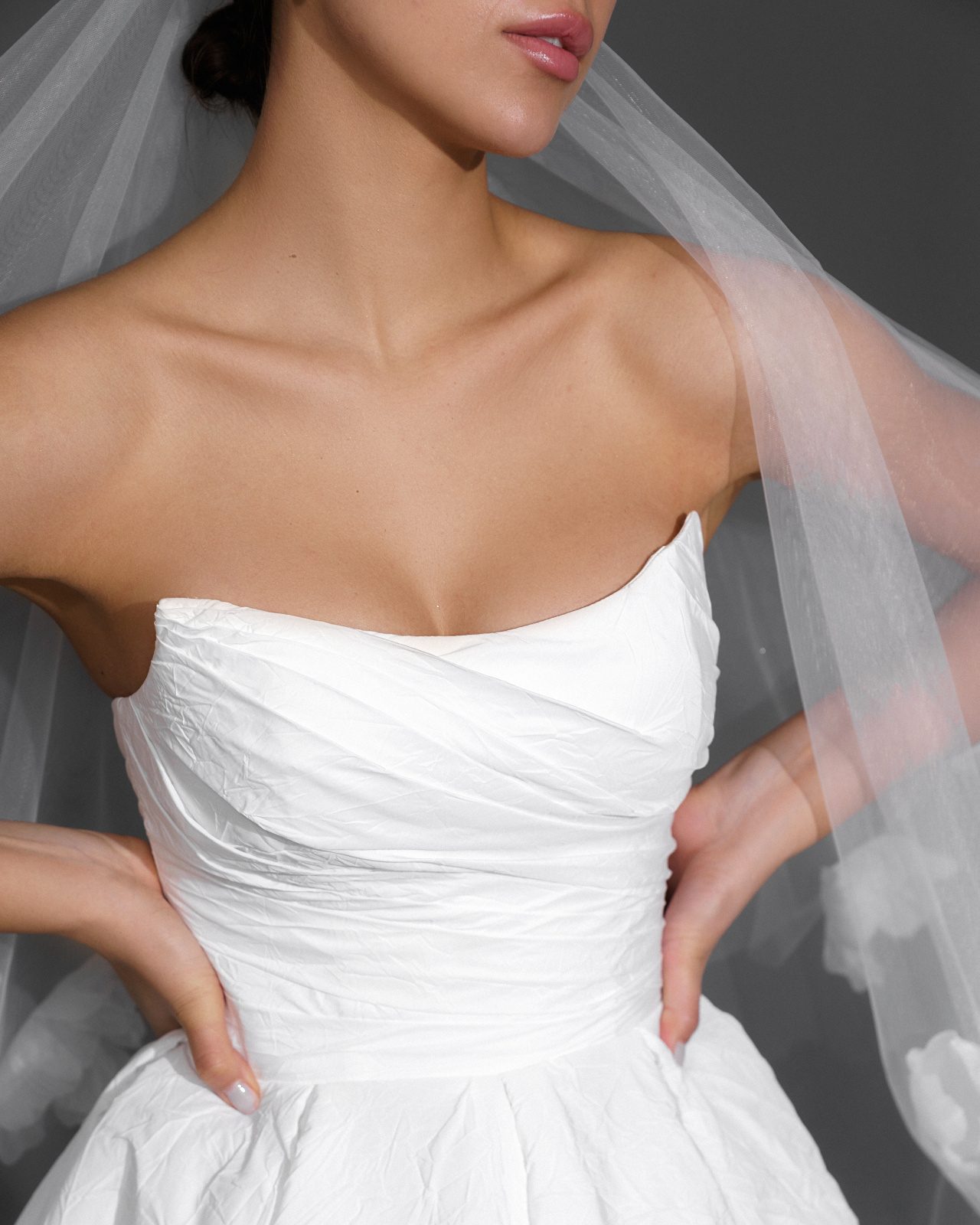 Стильное короткое свадебное платье из тафты фото