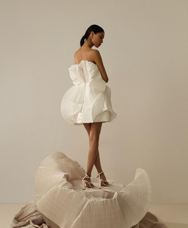 Необычное короткое платье из ткани плиссе фото