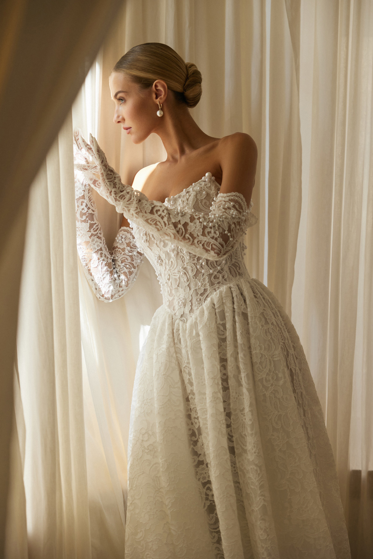 Кружевное корсетное свадебное платье с перчатками фото