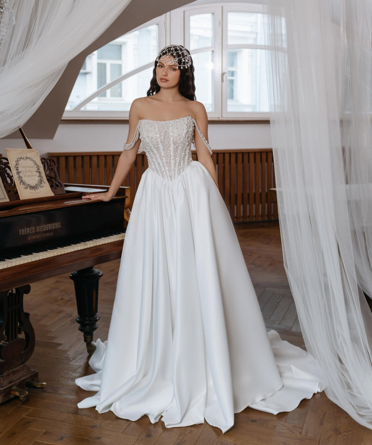 Свадебное платье с атласной юбкой и роскошным корсетом фото