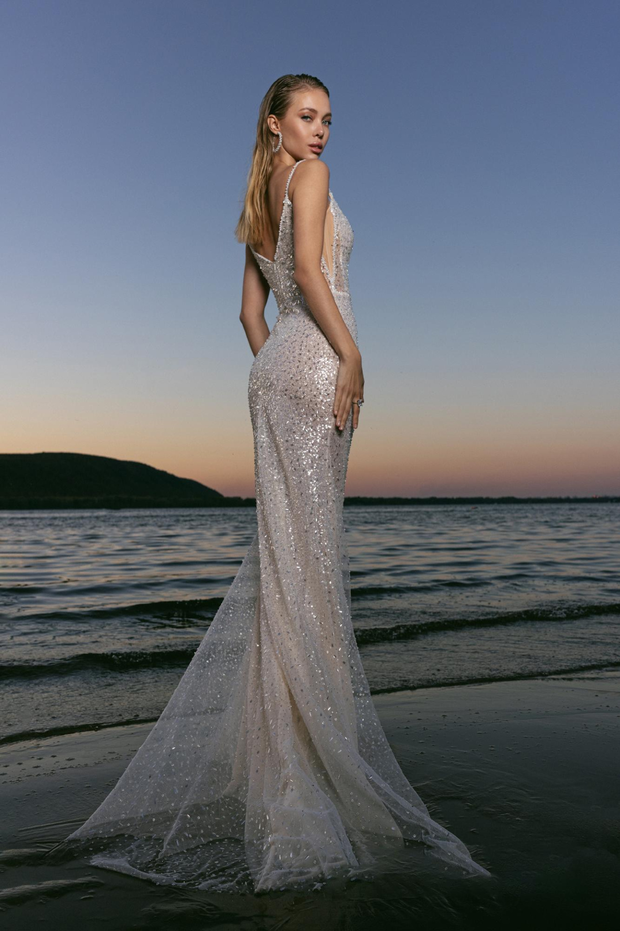 Красивое сверкающее свадебное платье фото