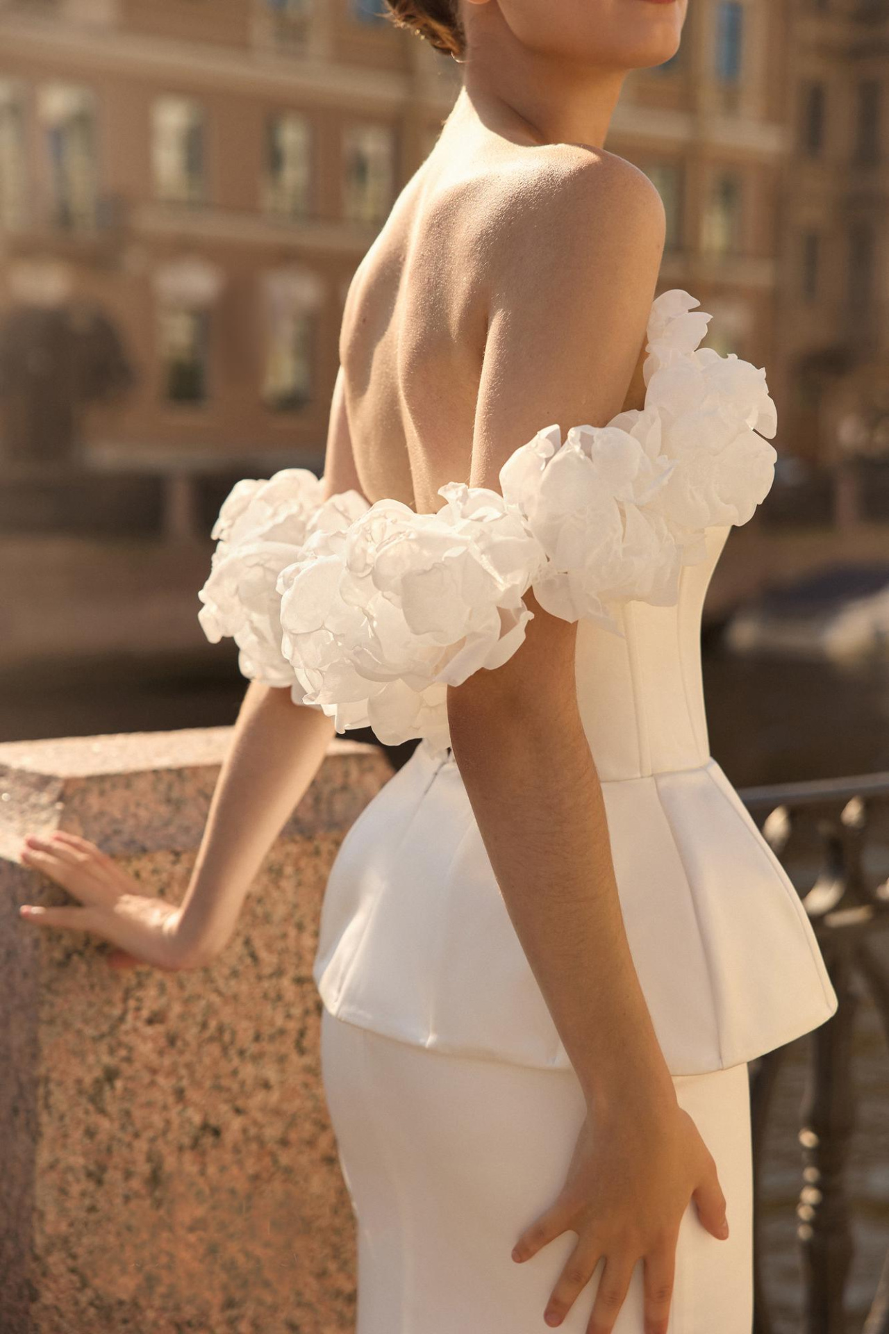 Свадебное платье с баской и цветочными бретелями фото