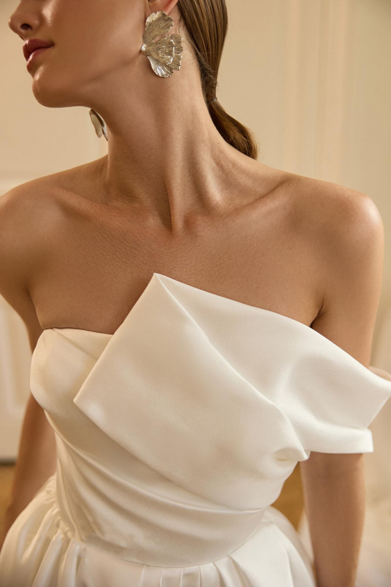 Пышное свадебное платье с ассиметричным верхом фото