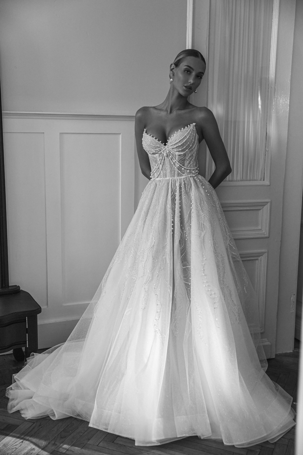 Роскошное свадебное платье декорированное жемчугом фото