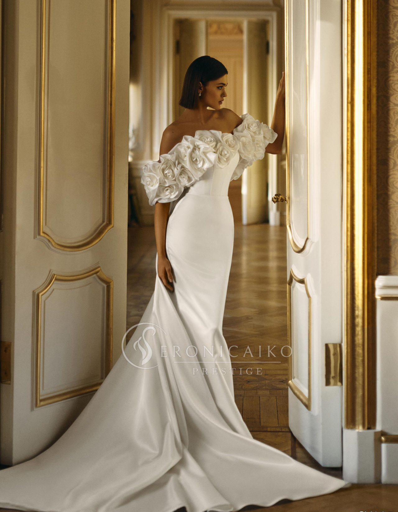 Роскошное свадебное платье с цветочным декором фото