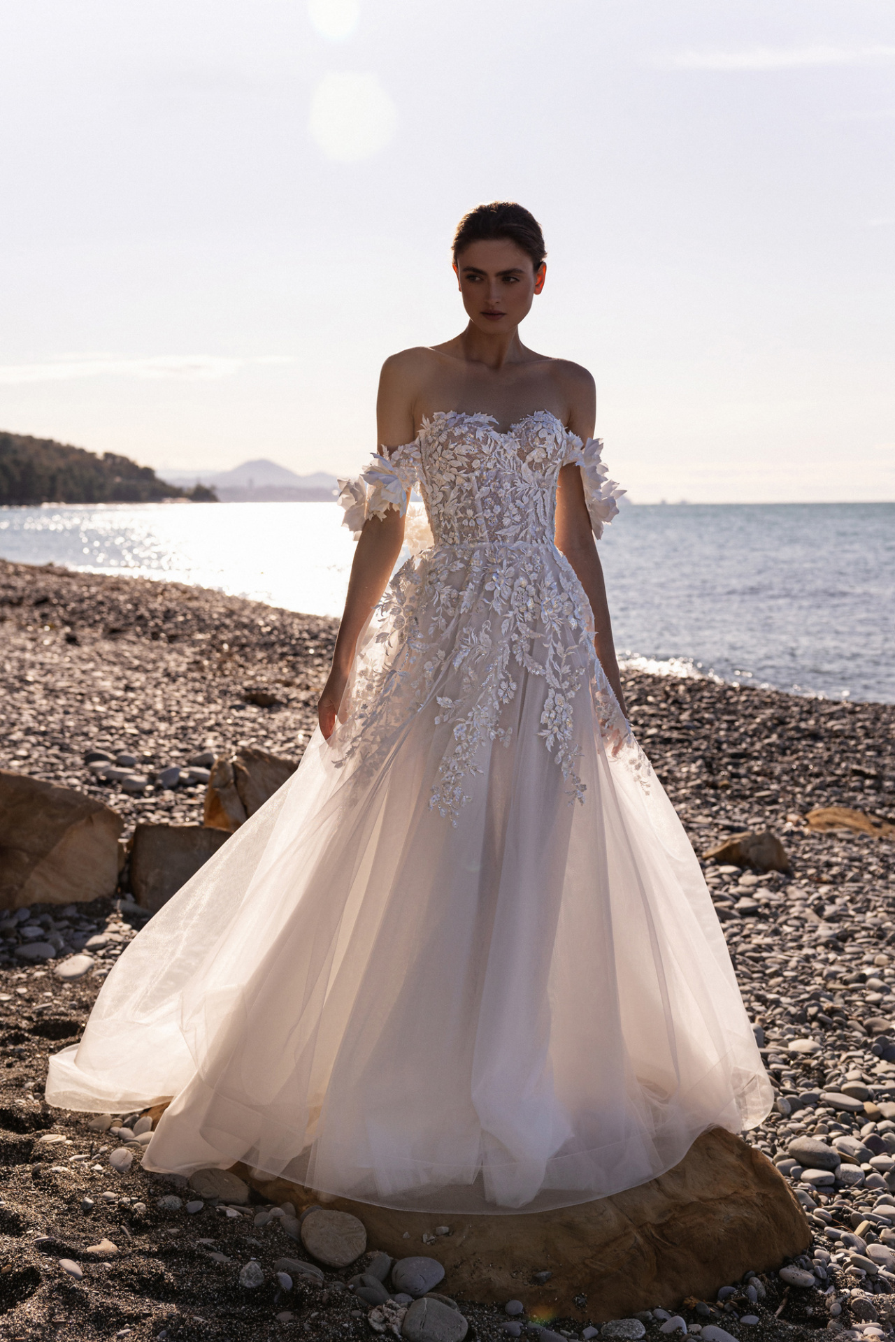 Кружевное свадебное платье с цветочными бретелями фото