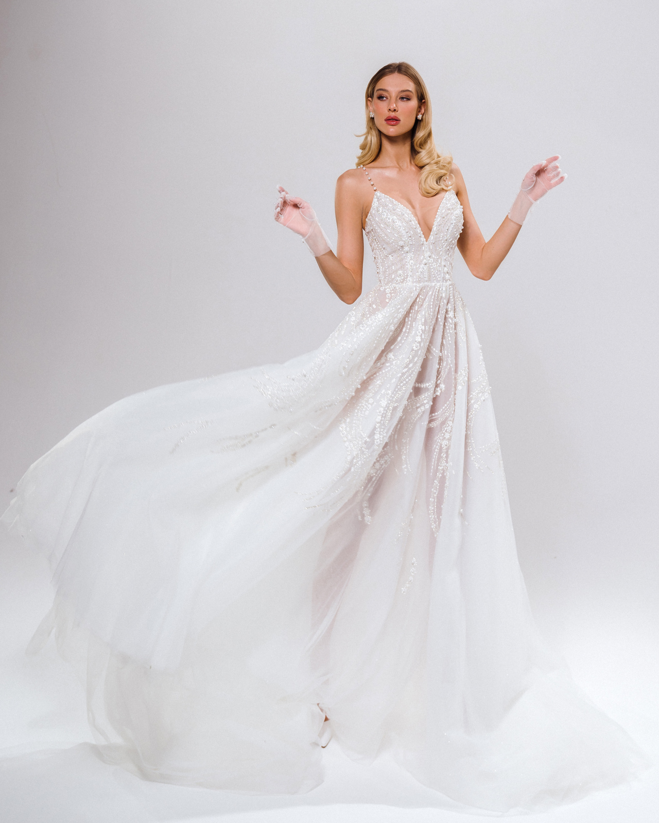 Сверкающее свадебное платье на тонких бретельках фото