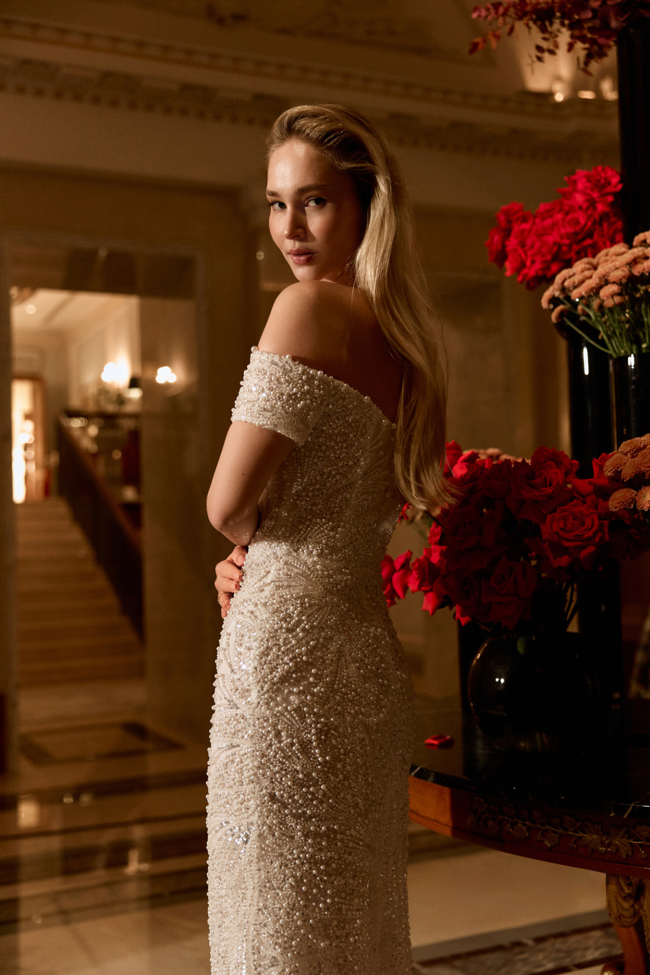 Роскошное облегающее свадебное платье с открытыми плечами фото