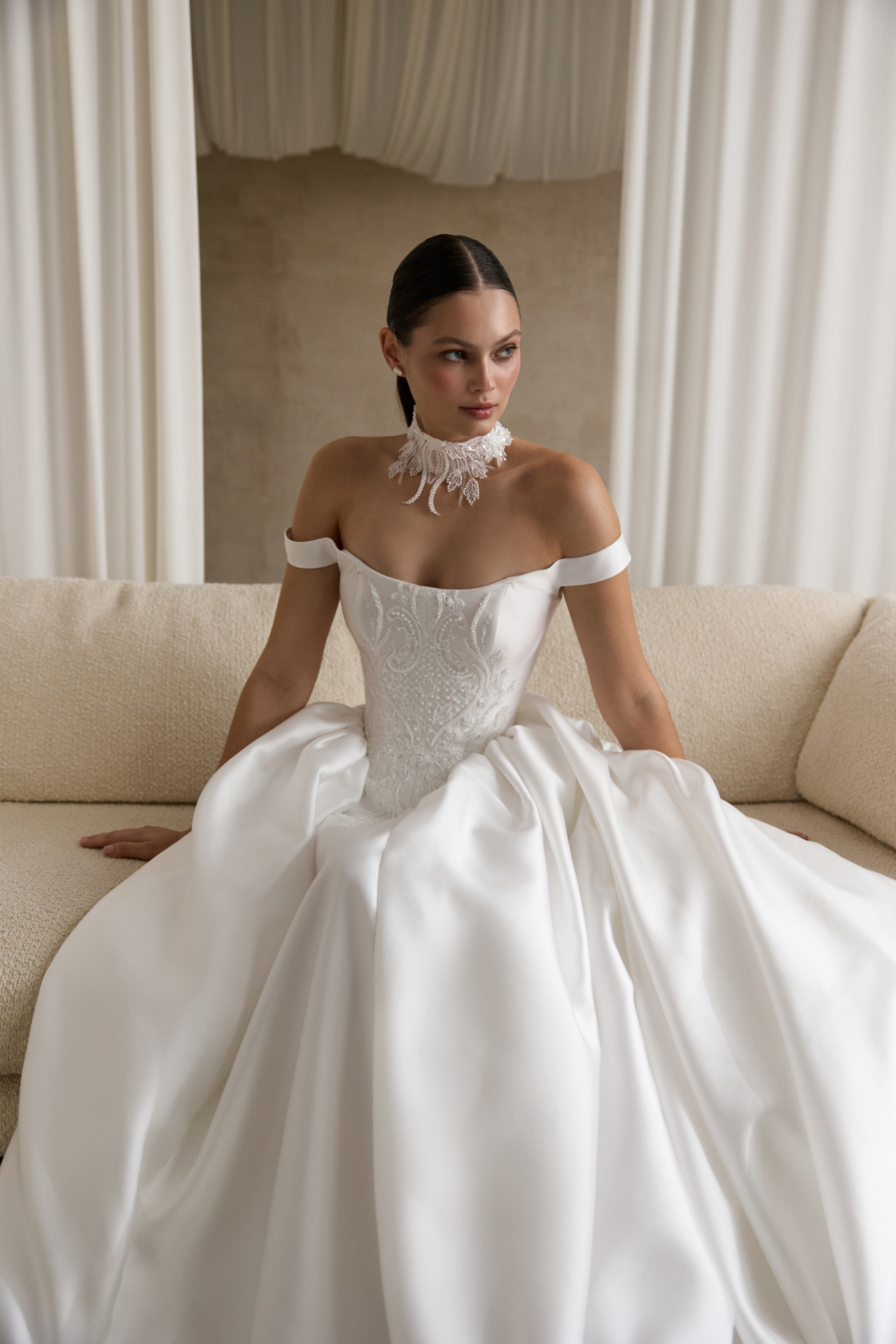 Королевское свадебное платье из атласа фото