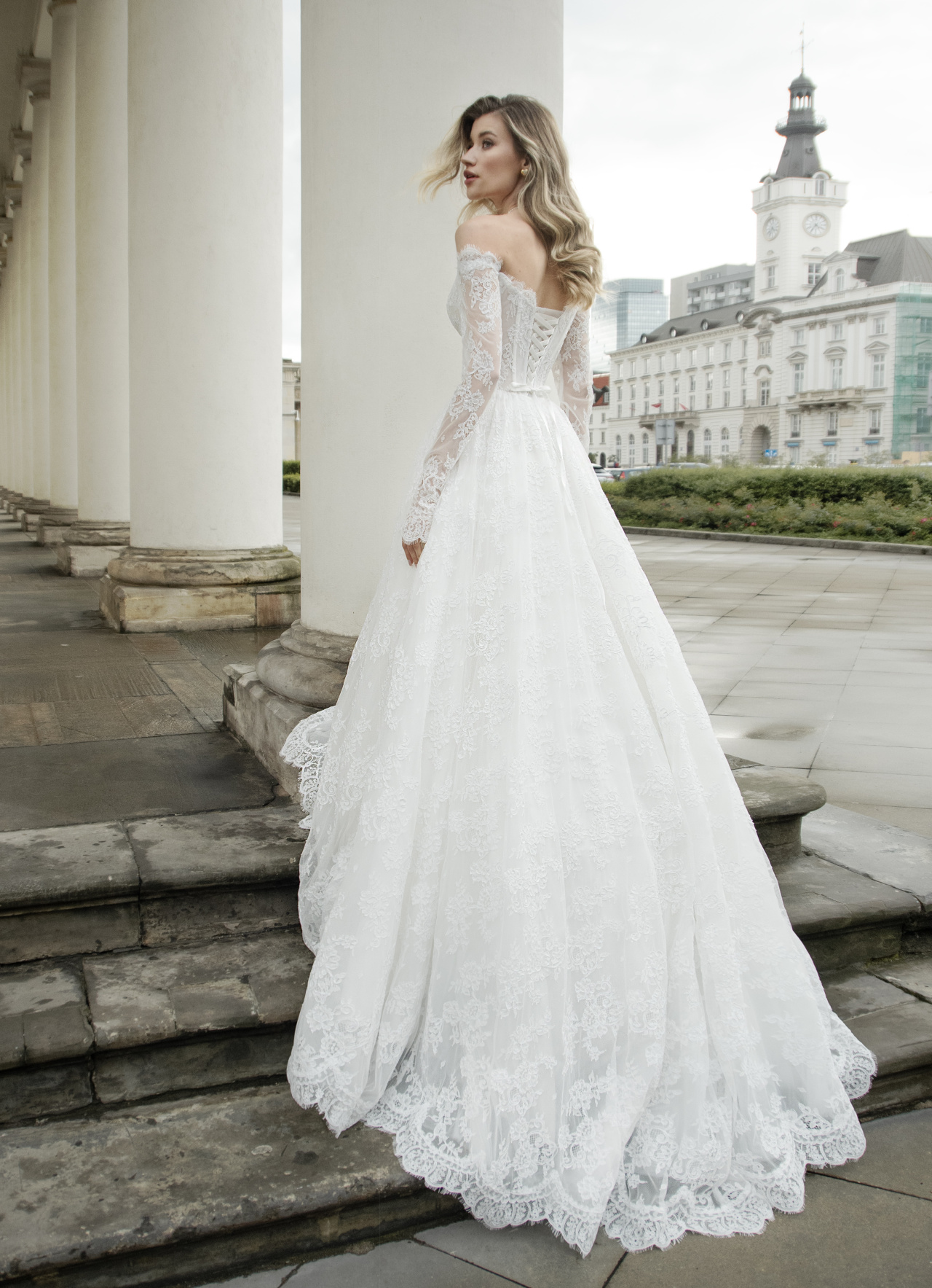 Кружевное свадебное платье с рукавами и открытыми плечами фото