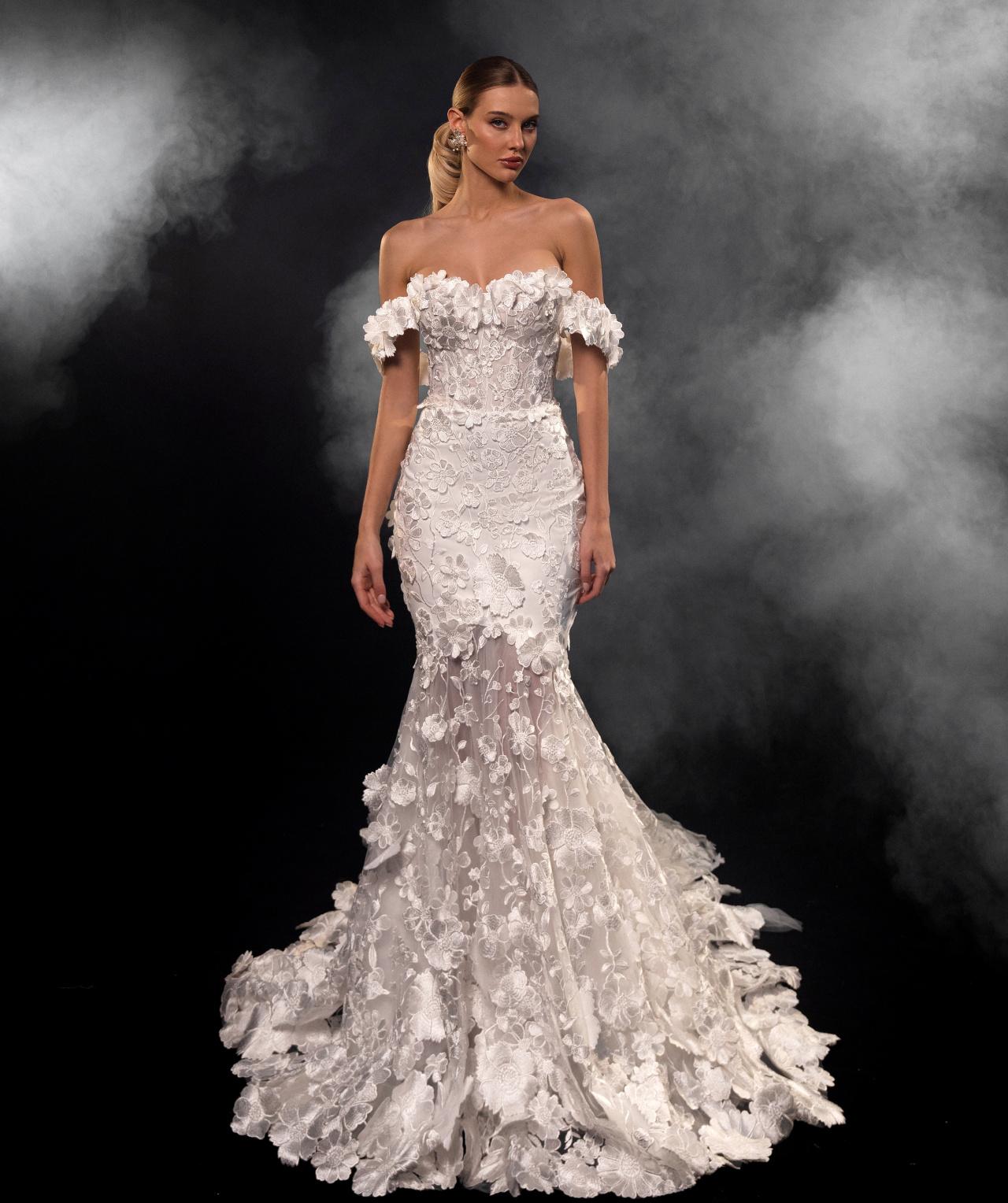 Роскошное свадебное платье с объемным кружевом фото