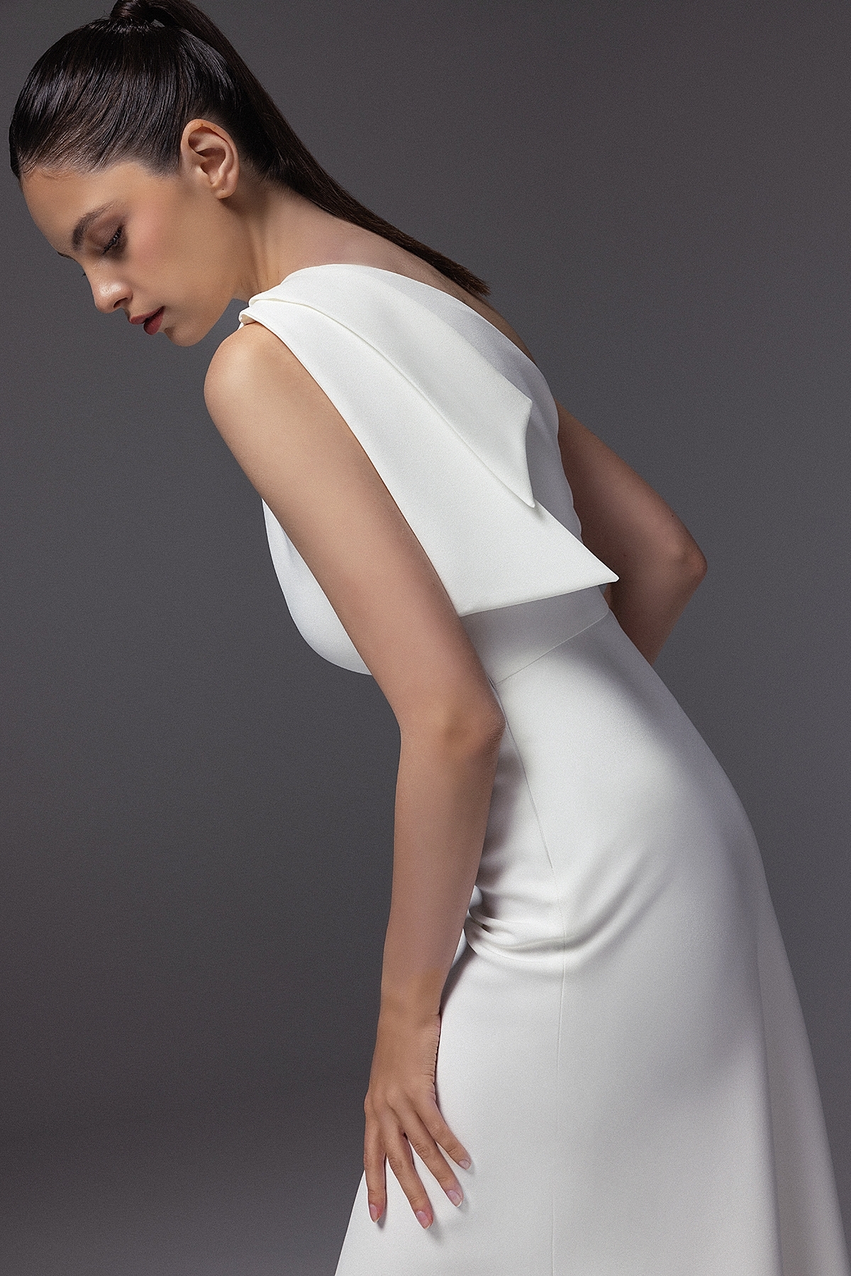 Свадебное платье миди на одно пелчо фото