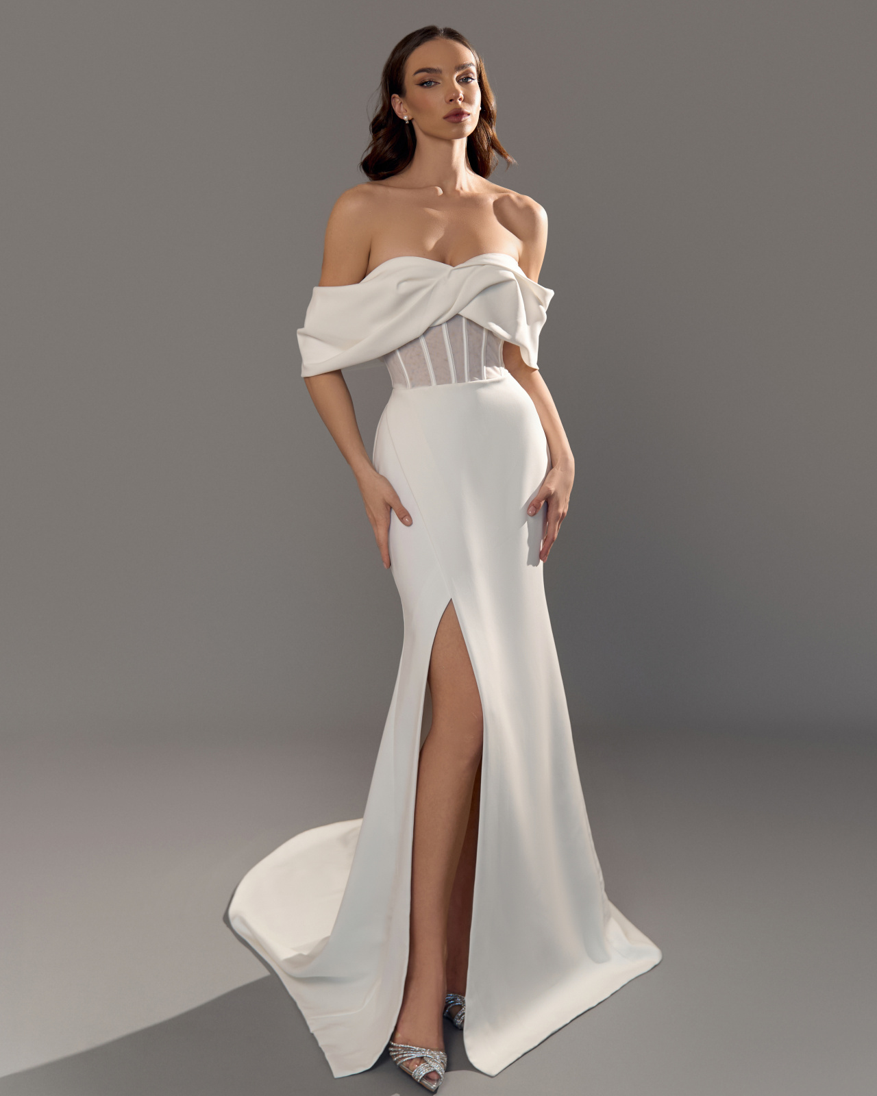 Лаконичное свадебное платье с прозрачным корсетом фото