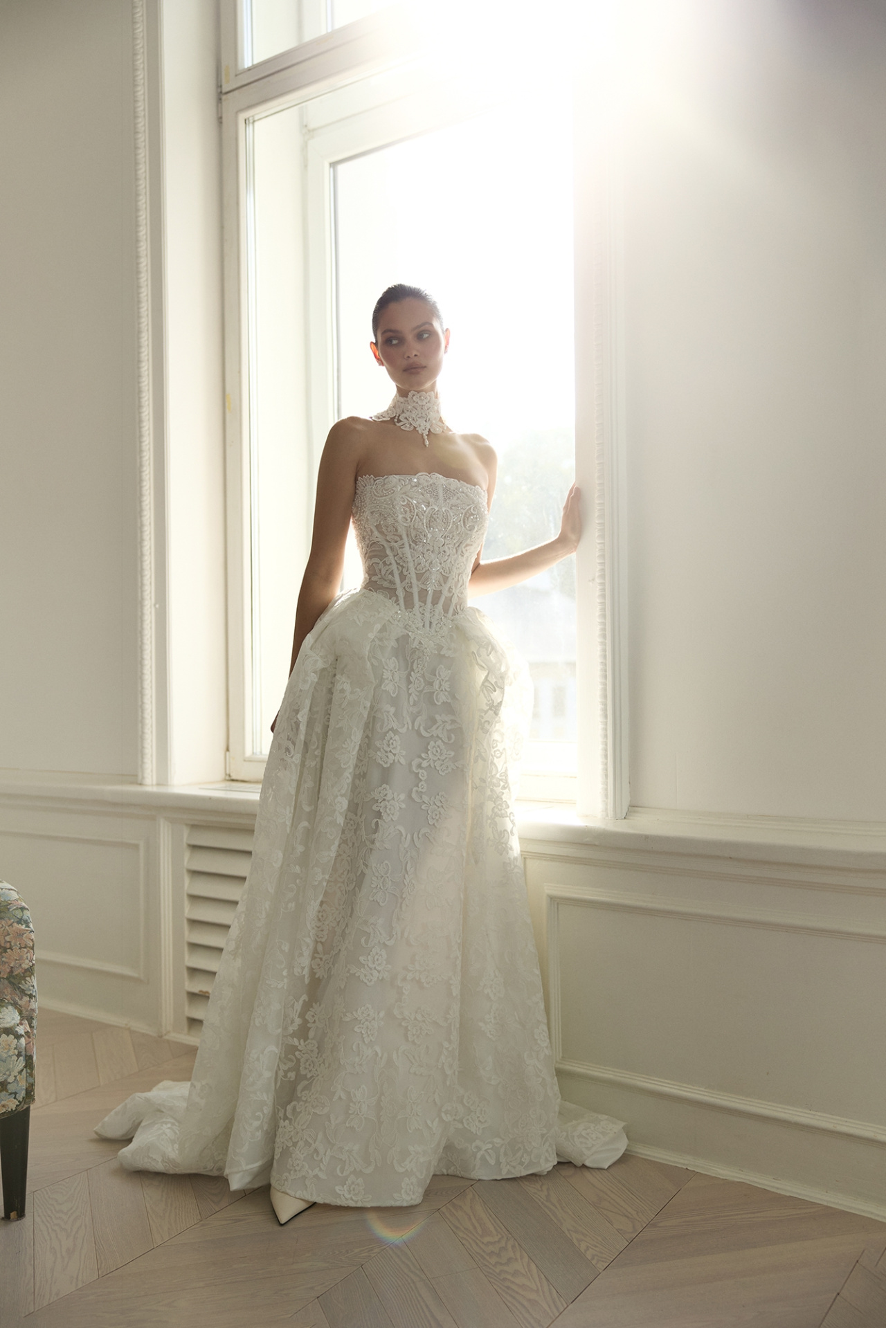 Роскошное кружевное свадебное платье с чокером фото