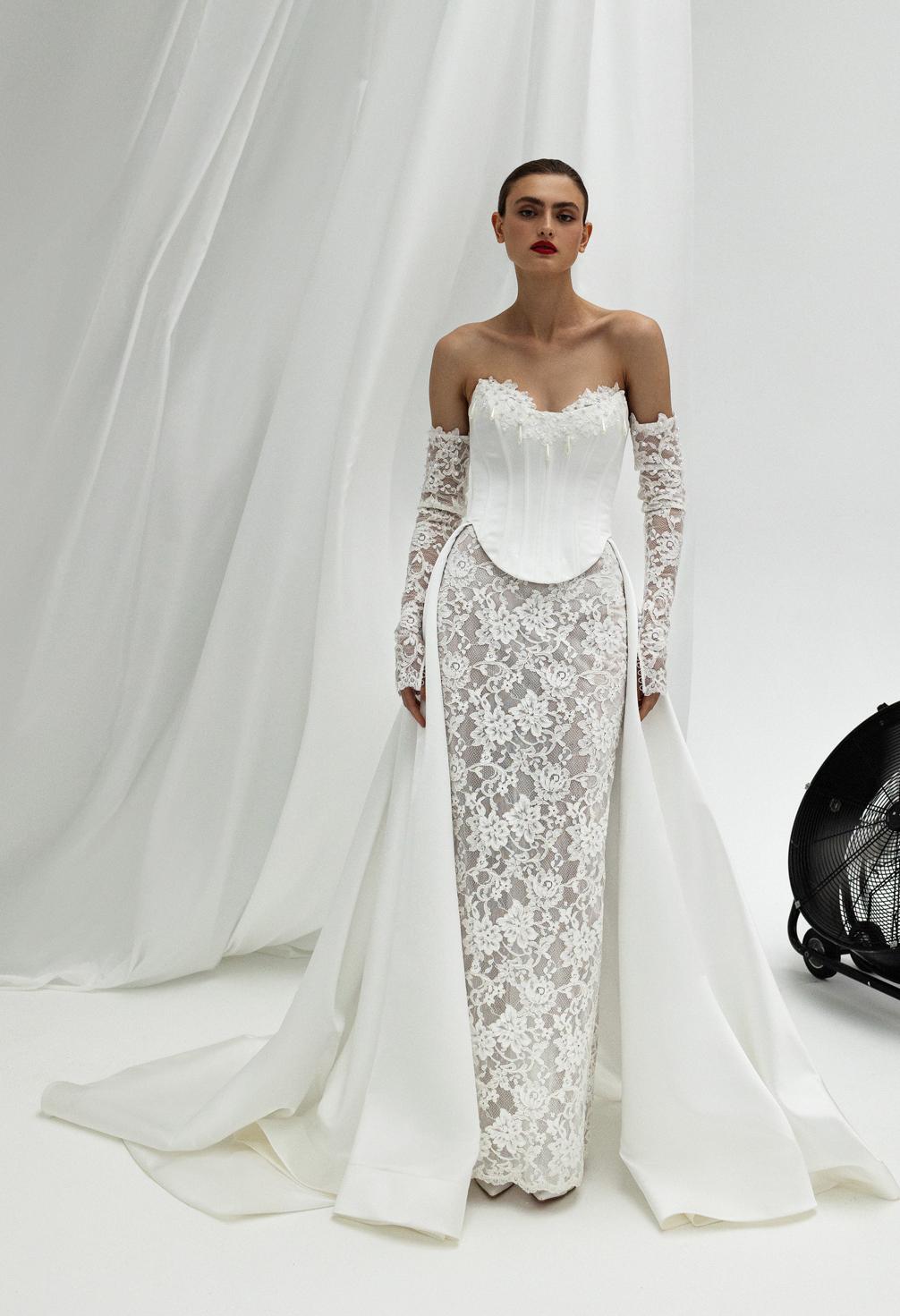 Стильный свадебный комплект с атласным корсетом и кружевной юбкой фото