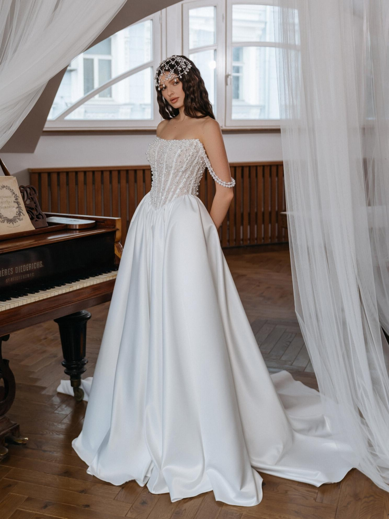 Свадебное платье с атласной юбкой и роскошным корсетом фото