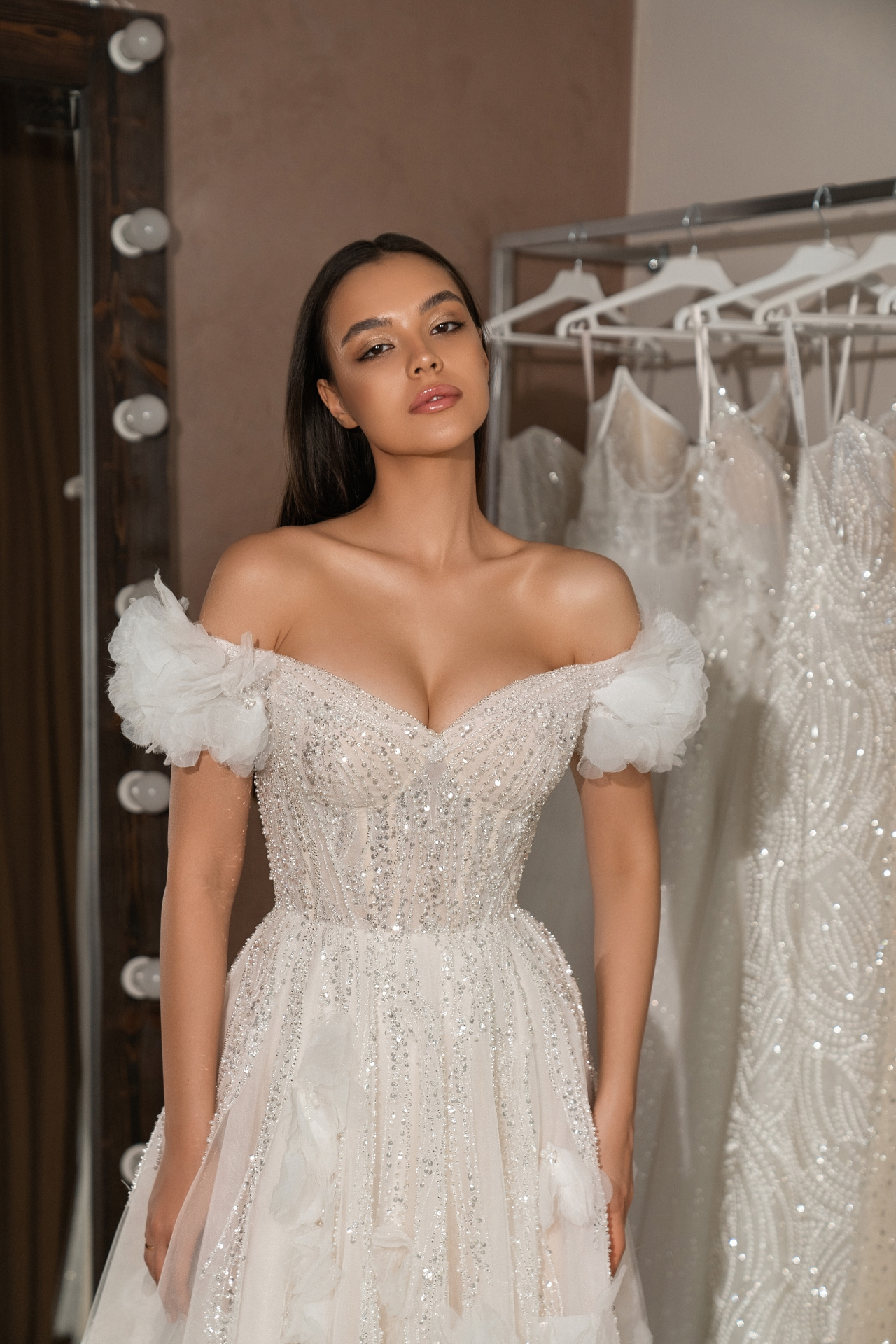 Роскошное свадебное платье с объемными цветами фото