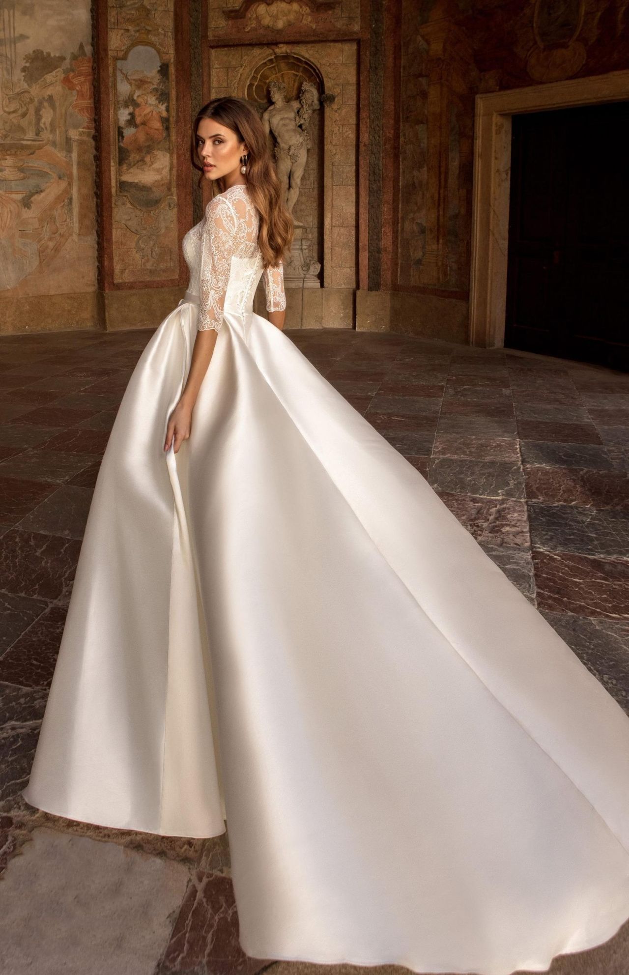 Классическое свадебное платье с атласной юбкой фото