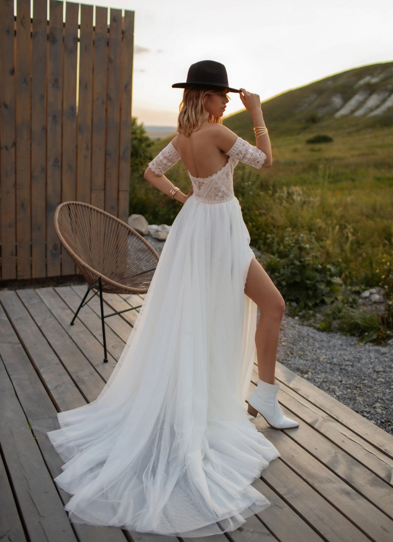 Стильное свадебное платье бохо с разрезом фото