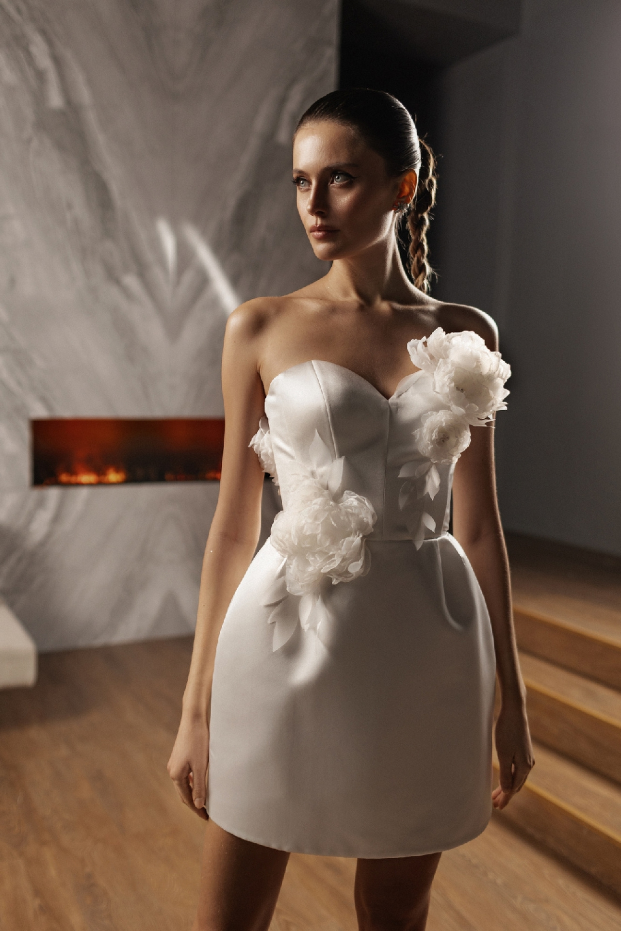 Свадебное платье мини с объемными цветами фото