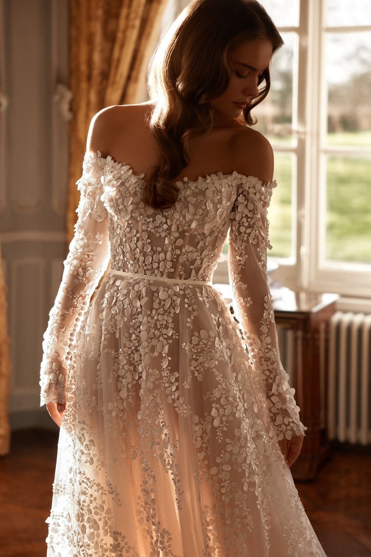 Роскошное свадебное платье с рукавами и открытыми плечами фото