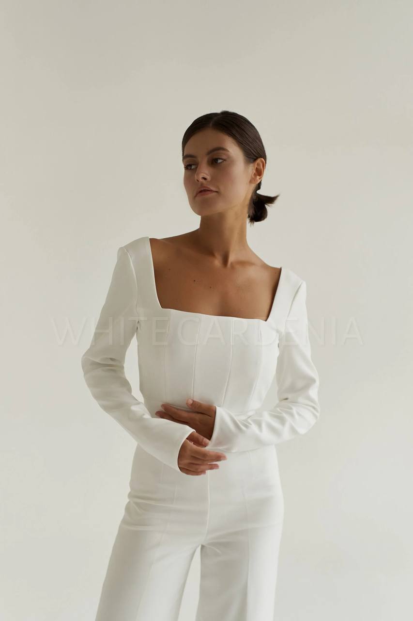 Белый свадебный комбинезон с квадратным вырезом фото