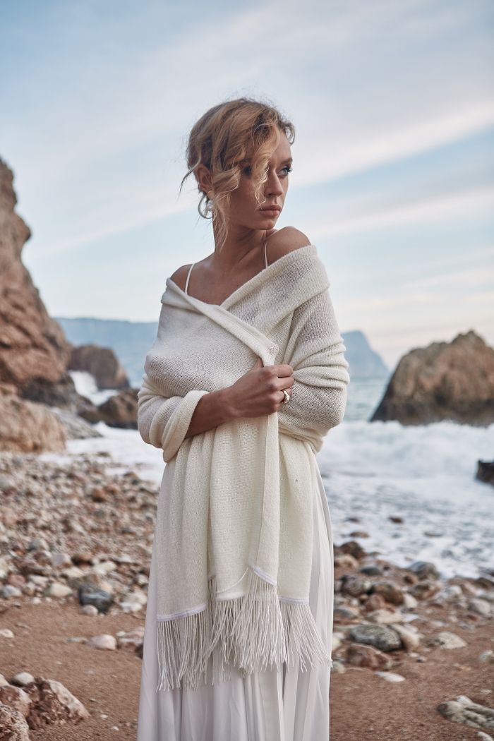 Шерстяная шаль с бахромой