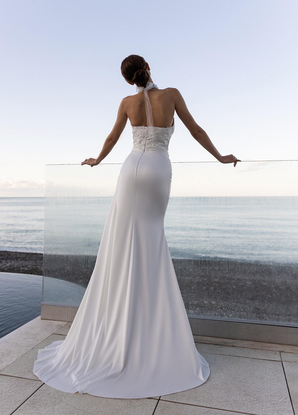 Атласное свадебное платье с кружевным декором фото