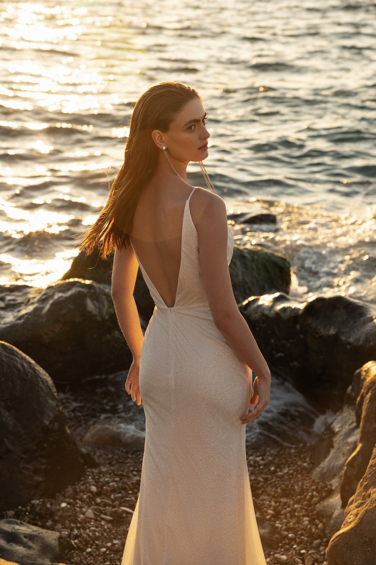 Сверкащее платье на тонких бретелях фото