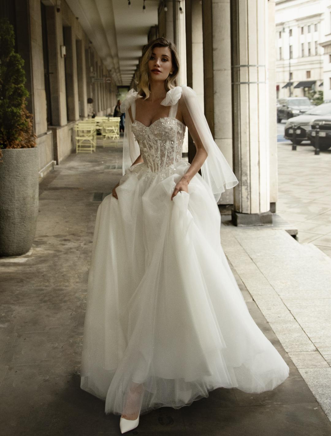 Нежное свадебное платье с бантами на плечах фото