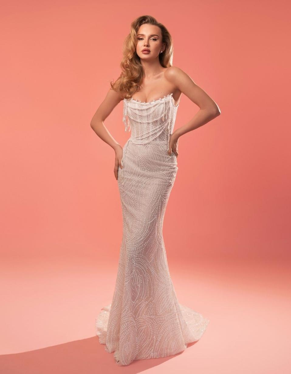 Роскошное свадебное платье рыбка с декором из жемчуга фото