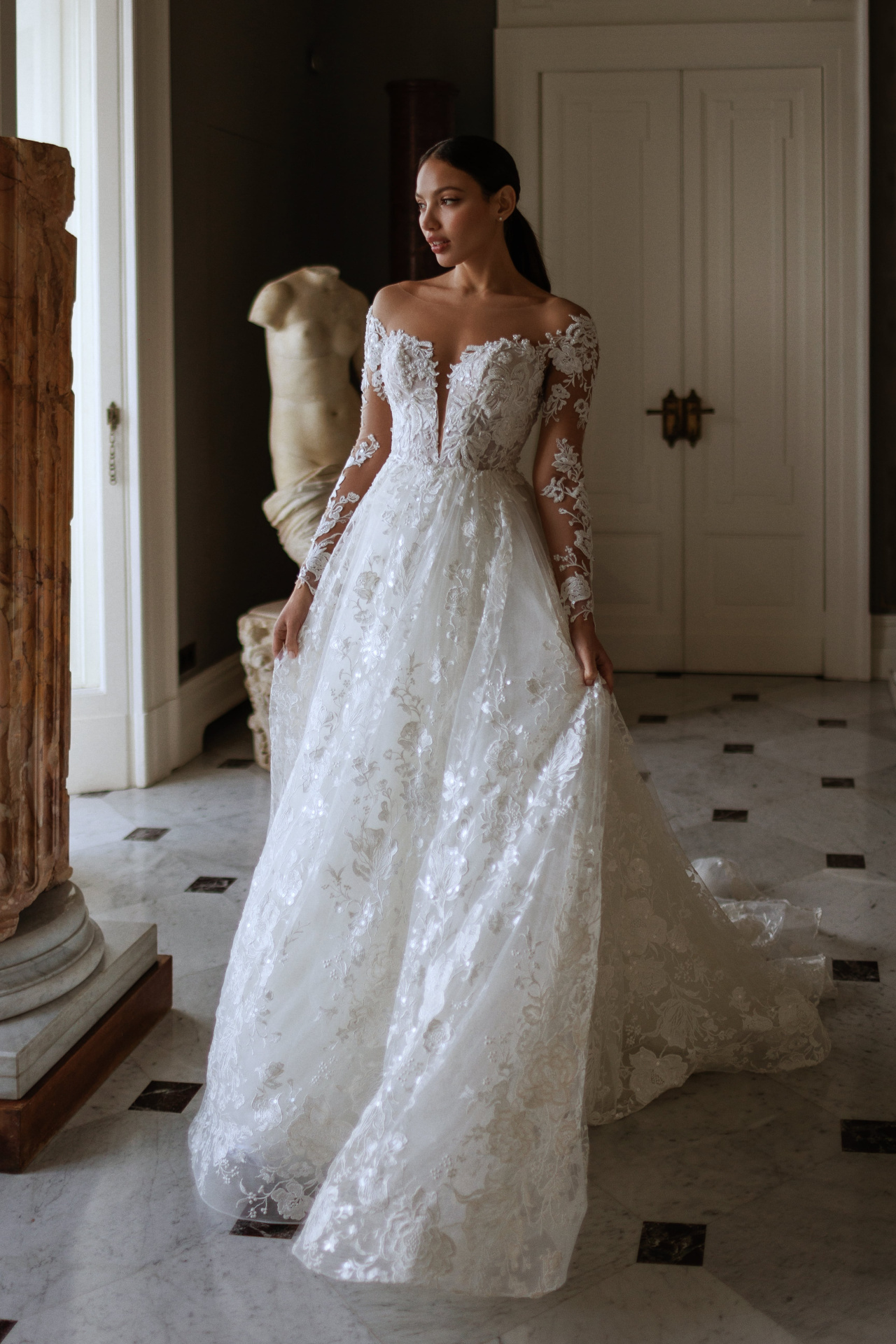 Роскошное кружевное свадебное платье со шлейфом фото