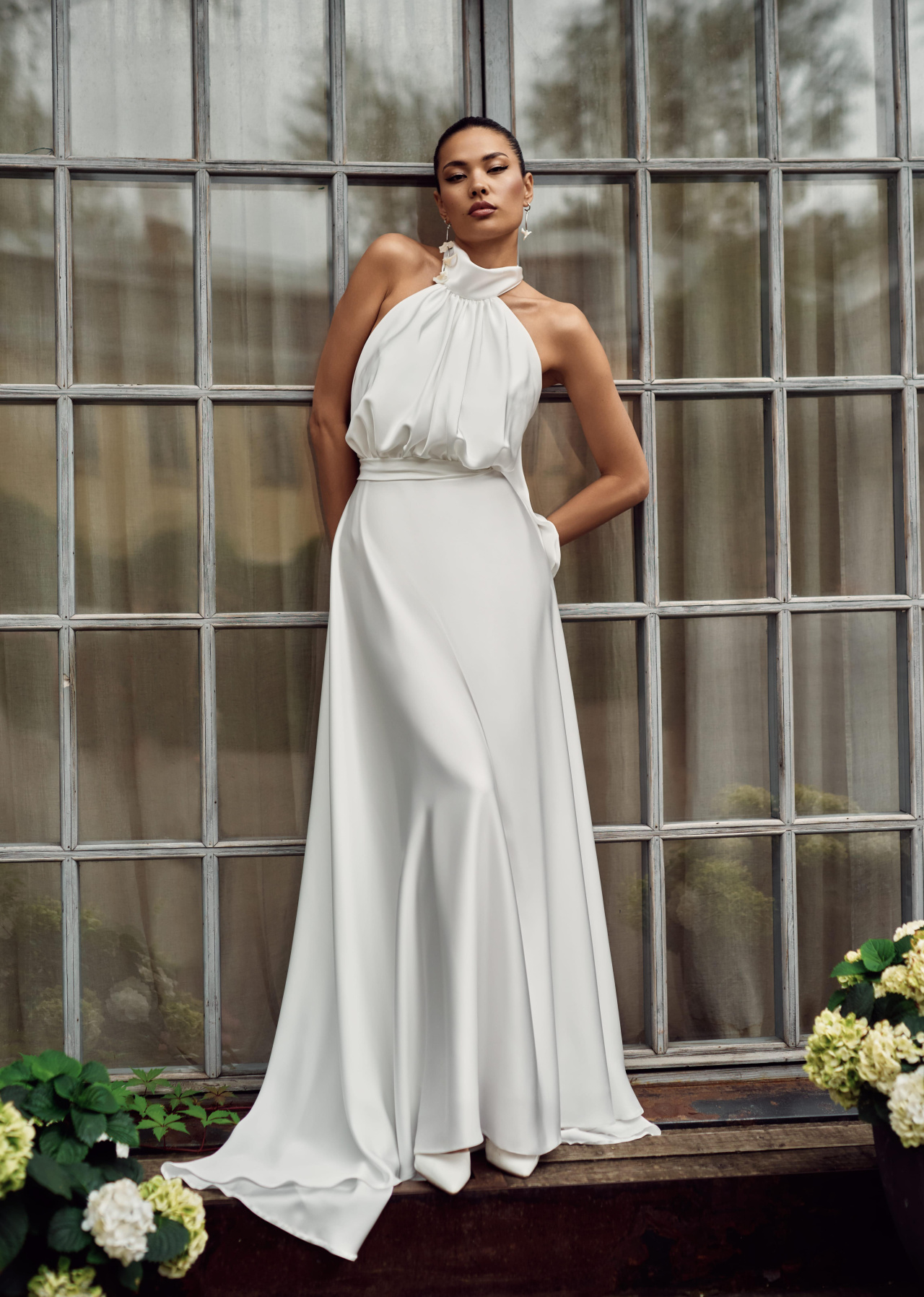 Изящное платье из струящегося атласа фото