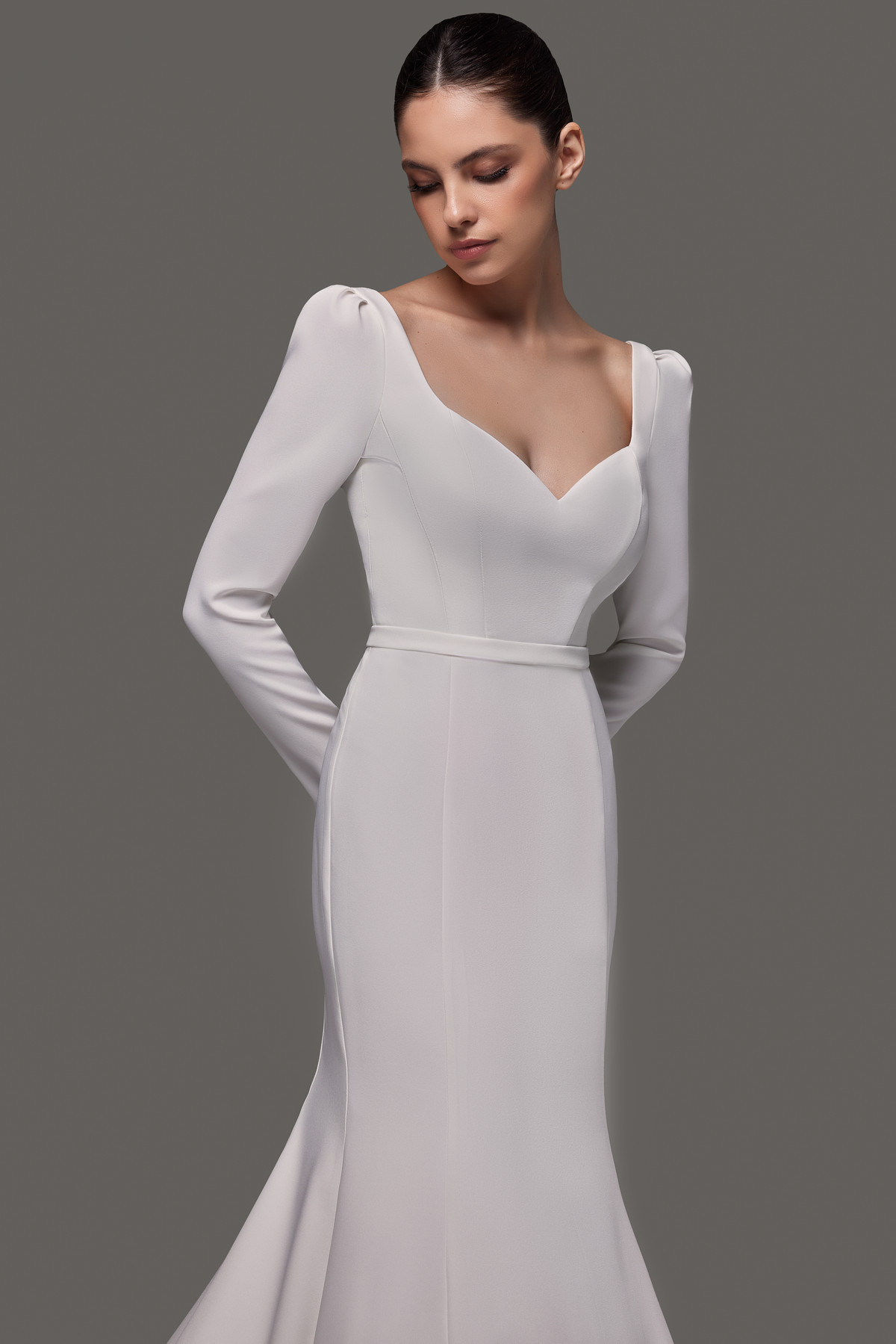 Лаконичное сваебное платье из крепа фото