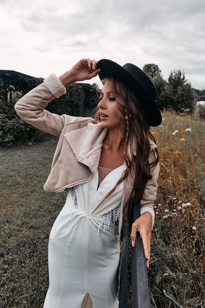 Бежевая короткая дубленка